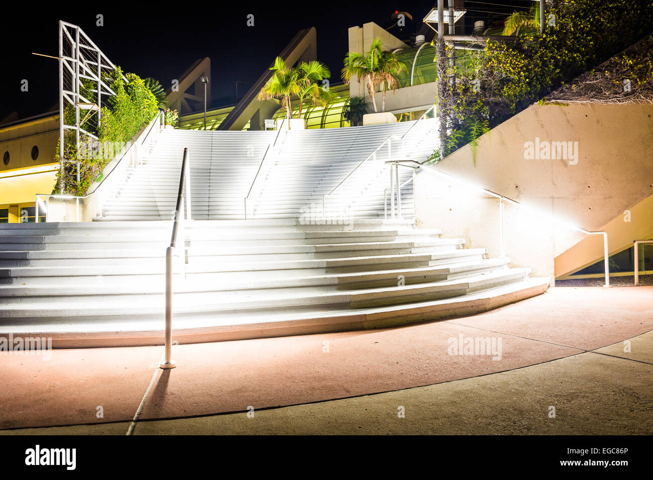 Grand escalier au centre de la nuit, à San Diego, Californie. Banque D'Images