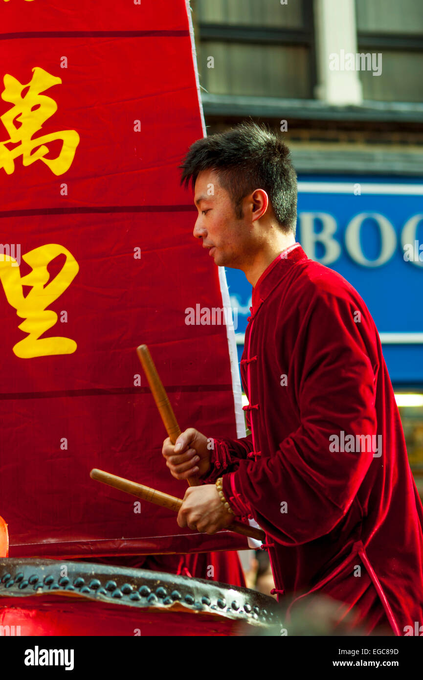 Le batteur dans le défilé pour le nouvel an chinois à Londres. Banque D'Images