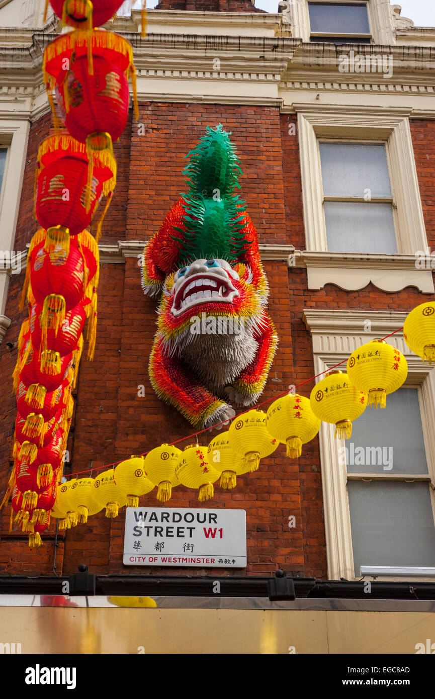 Lion chinois sur le mur du bâtiment en Wrdour Street Londres Banque D'Images