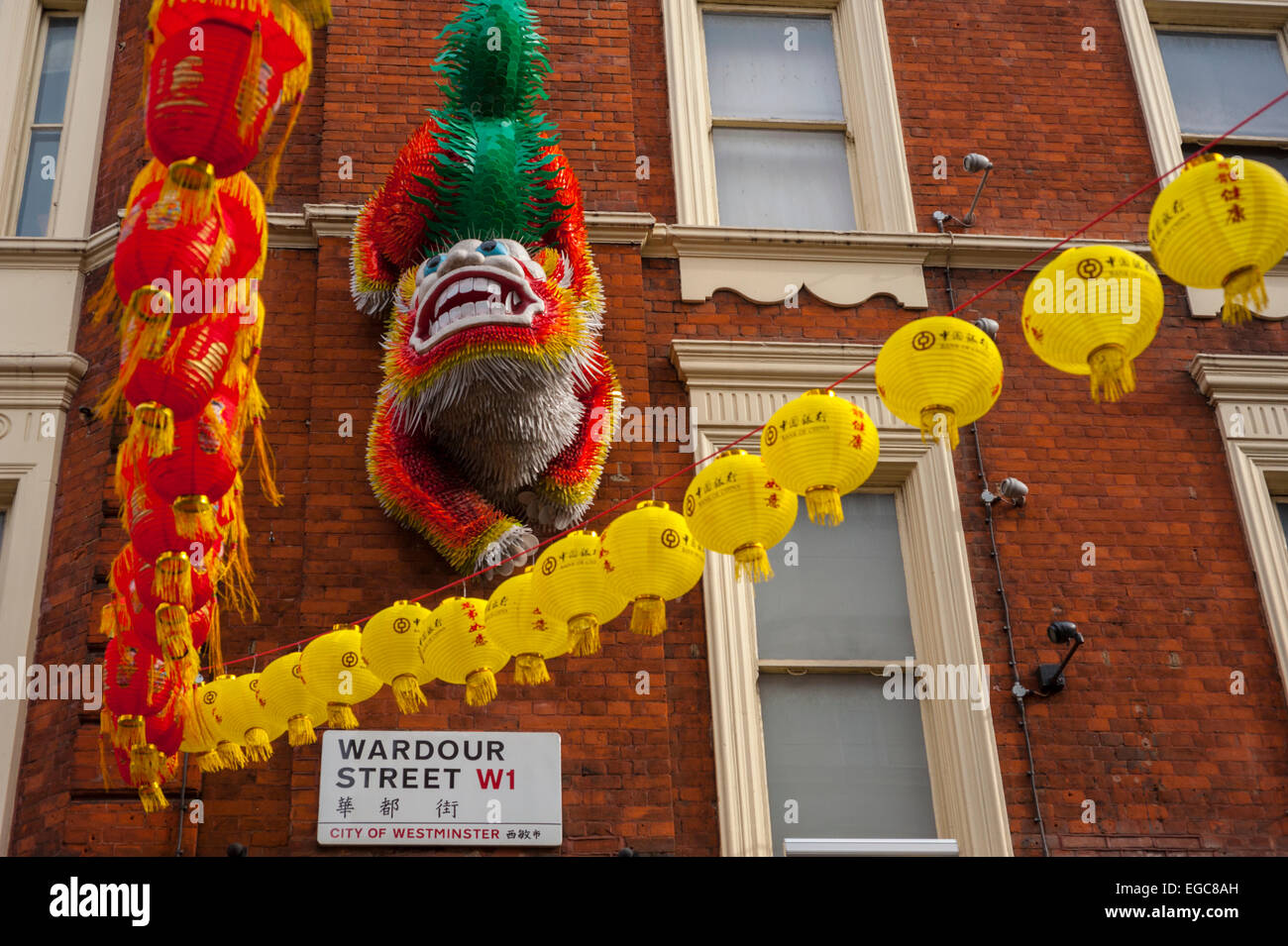 Lion chinois sur le mur du bâtiment en Wrdour Street Londres Banque D'Images