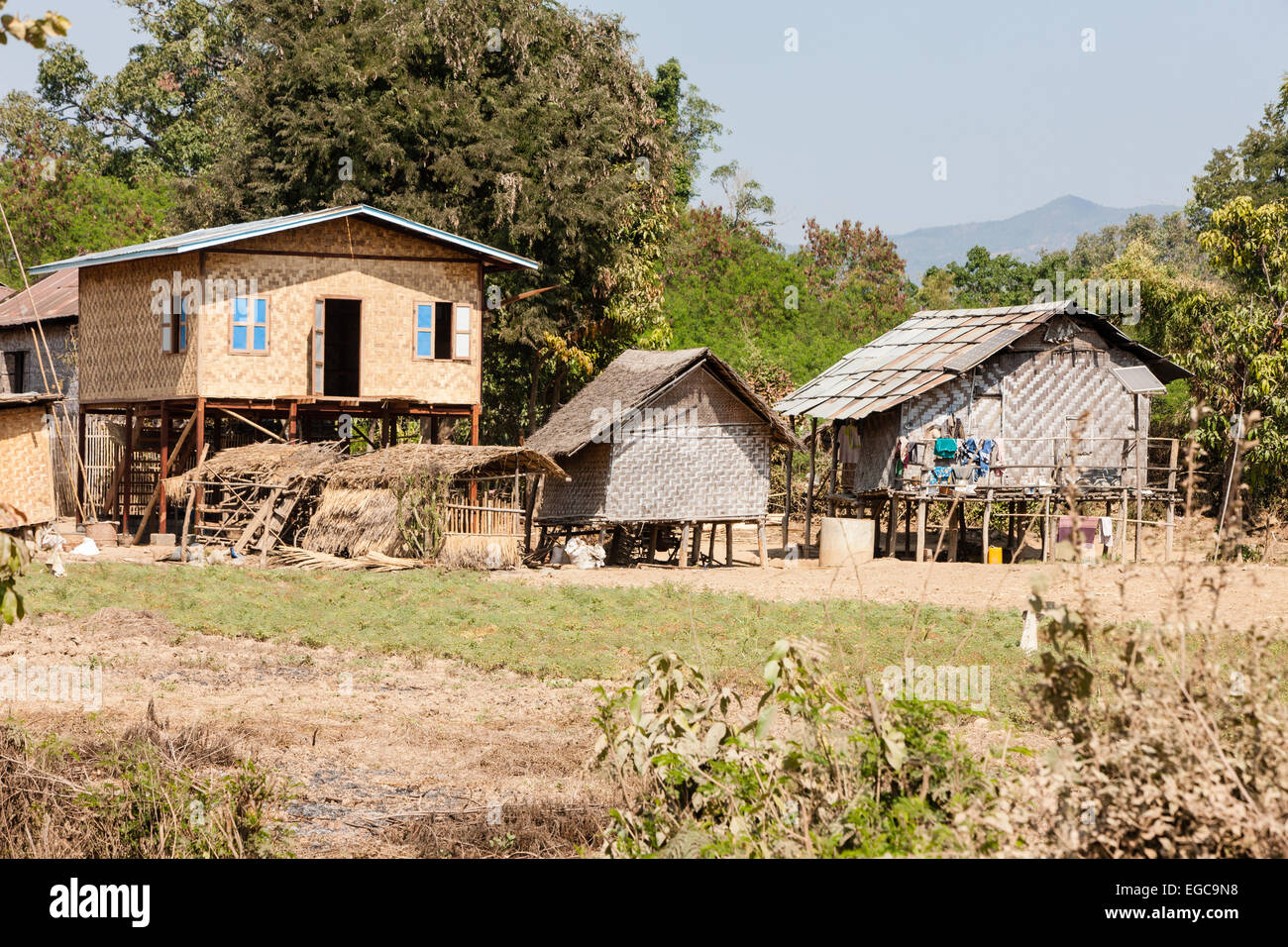 Simple de base voie navigable du canal sur les maisons près de la ville principale de Nyaungshwe ville sur les banques du lac Inle (Birmanie, Myanmar,, Banque D'Images