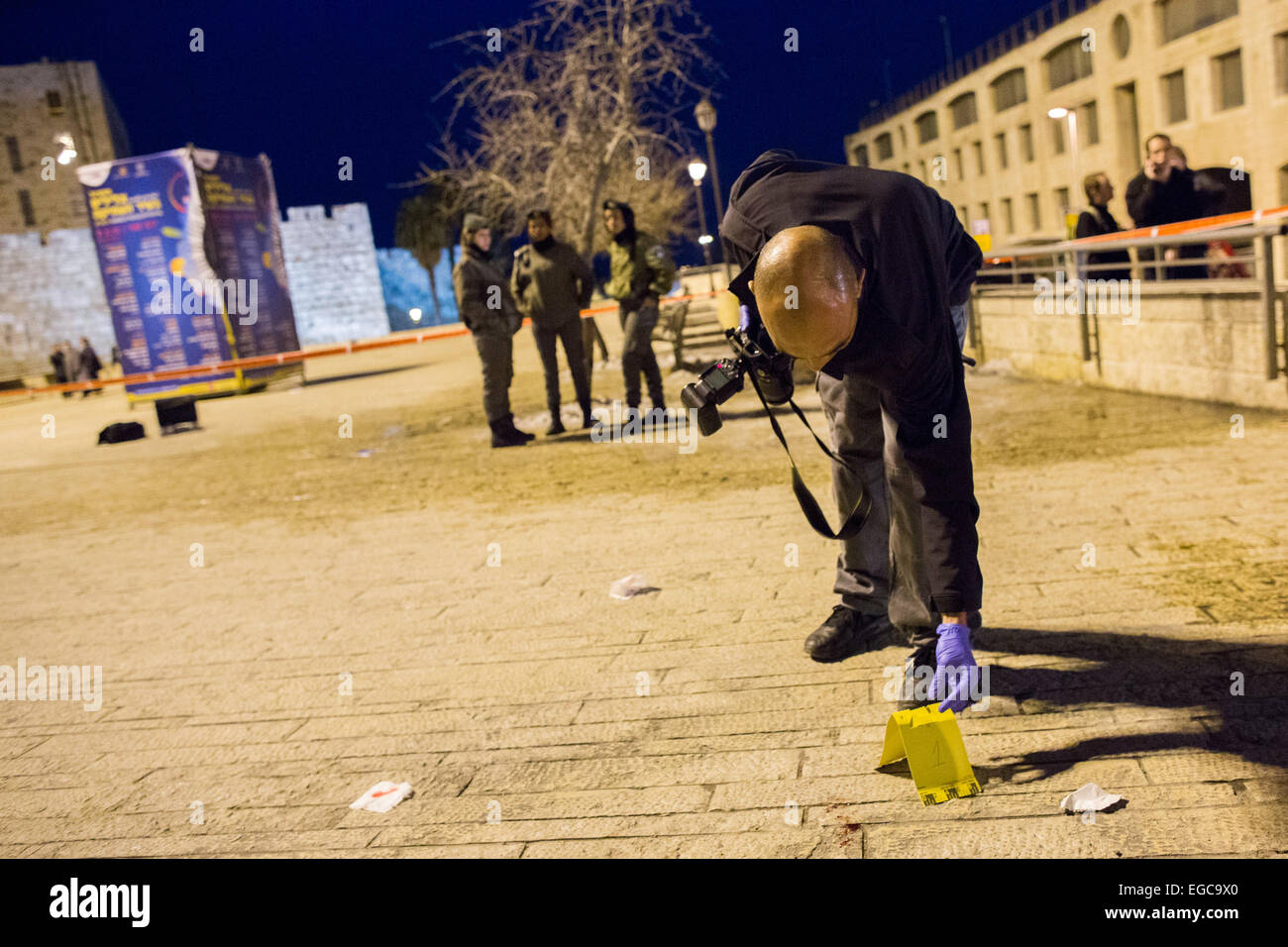 (150222) -- Jérusalem, le 22 février 2015 (Xinhua) -- Un policier israélien constitue une preuve sur la scène où un poignard s'est produit à la place de Tzahal dans Jérusalem, le 22 février 2015. Un jeune Palestinien a poignardé un dimanche soir ultra-orthodoxes juifs à Jérusalem, et a été arrêté par le maire de la ville qui était présent sur les lieux, ont déclaré. La victime, un homme de 27 ans, juif modéré à soutenu les blessés légers dans son estomac, a déclaré un porte-parole avec les services d'urgence. (Xinhua/JINI) Banque D'Images