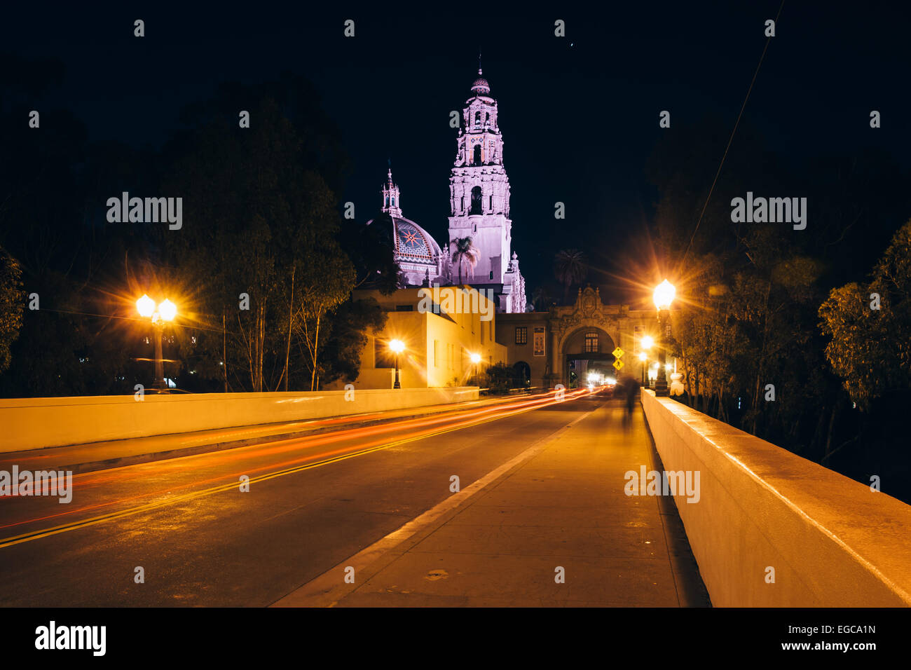 Le pont Cabrillo et San Diego Musée de l'homme dans la nuit, dans le Balboa Park, San Diego, Californie. Banque D'Images