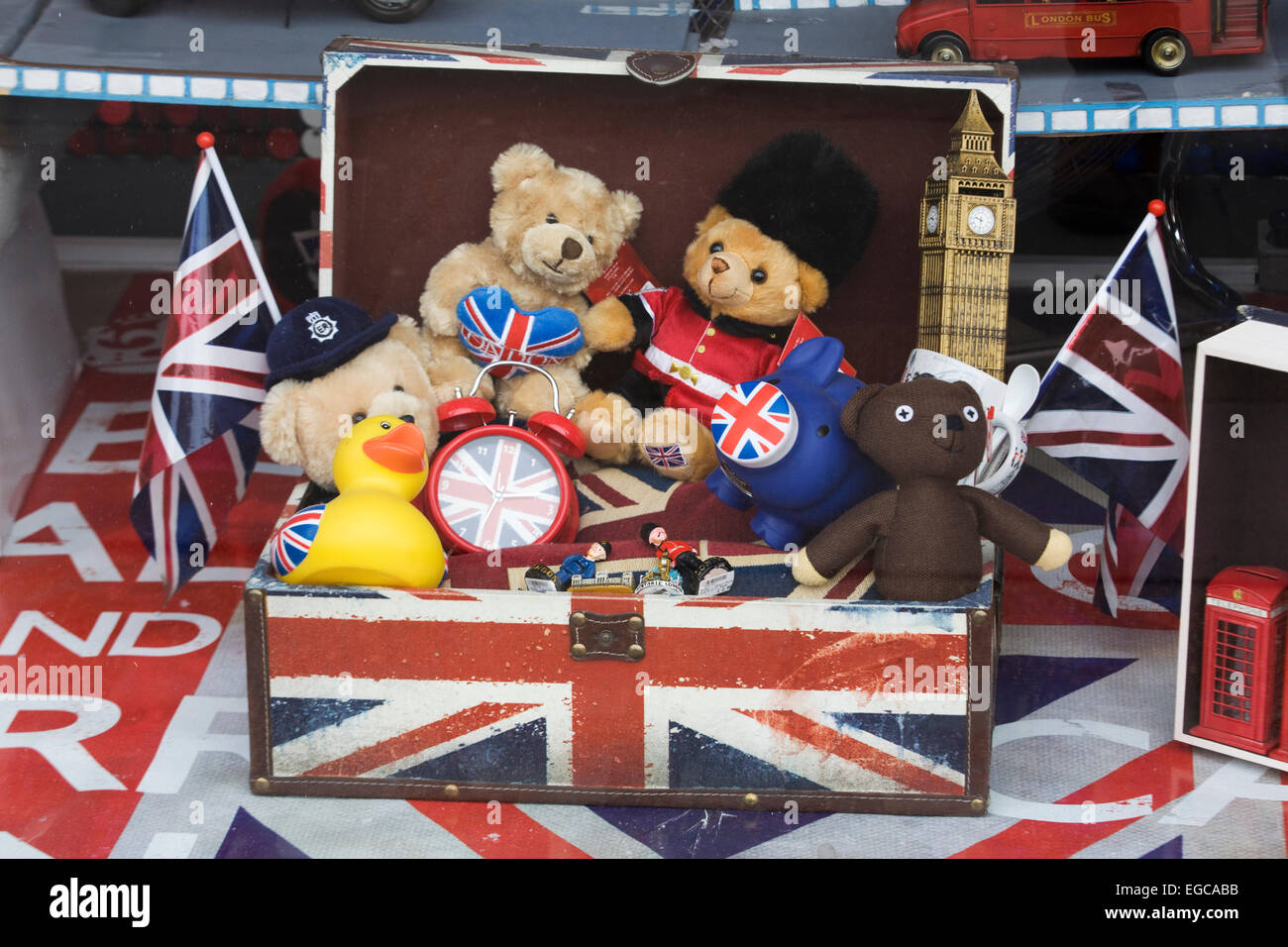 Les jouets dans une Union Jack Toy Box Banque D'Images