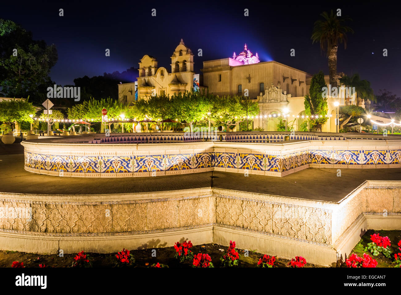 Le Mingei International Museum de nuit, dans le Balboa Park, San Diego, Californie. Banque D'Images