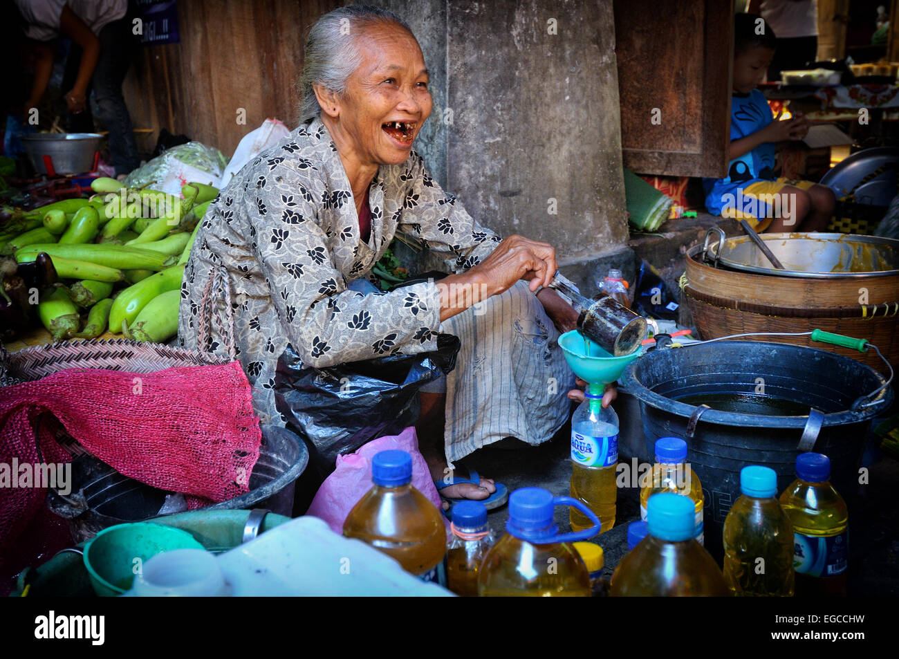 Un "vendeur" d'huile de cuisson. Pundhong marché traditionnel, Bantul, Jogjakarta Banque D'Images