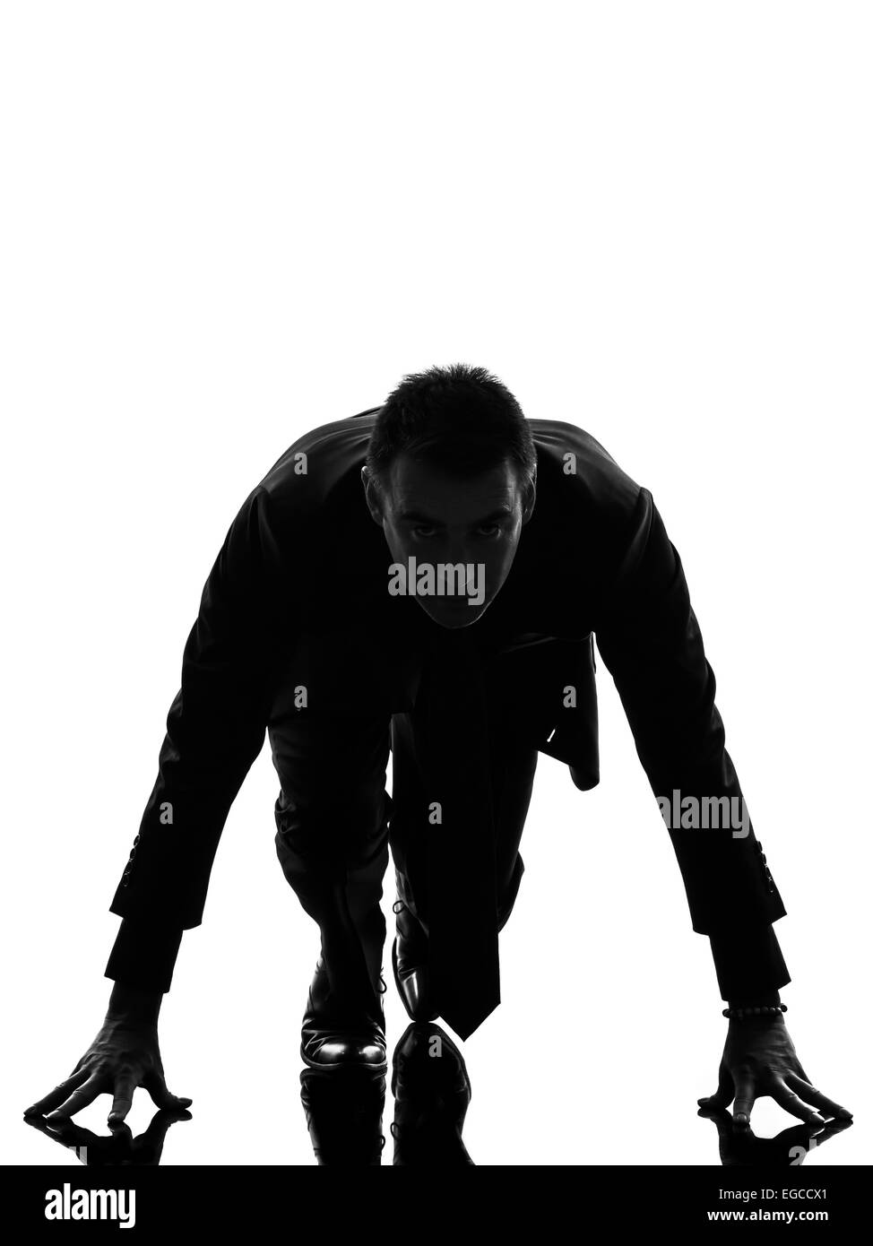 Un homme d'affaires caucasiennes sur bloc de départ en silhouette sur fond blanc Banque D'Images