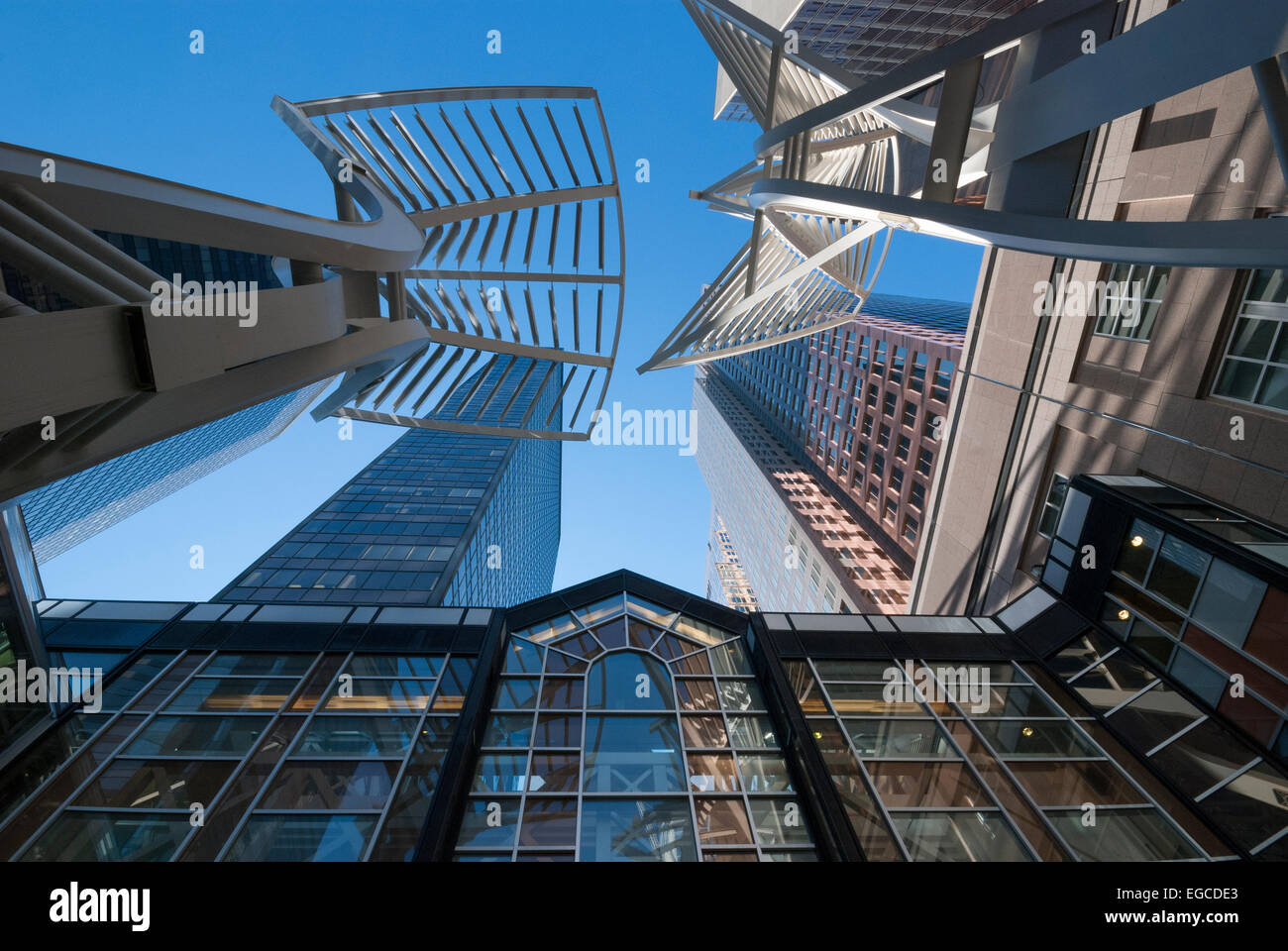Connu sous le nom de "arbres" de Stephen à pied, ces sculptures en acier au centre-ville de Calgary, ont été conçues pour réduire l'effet du vent. Banque D'Images