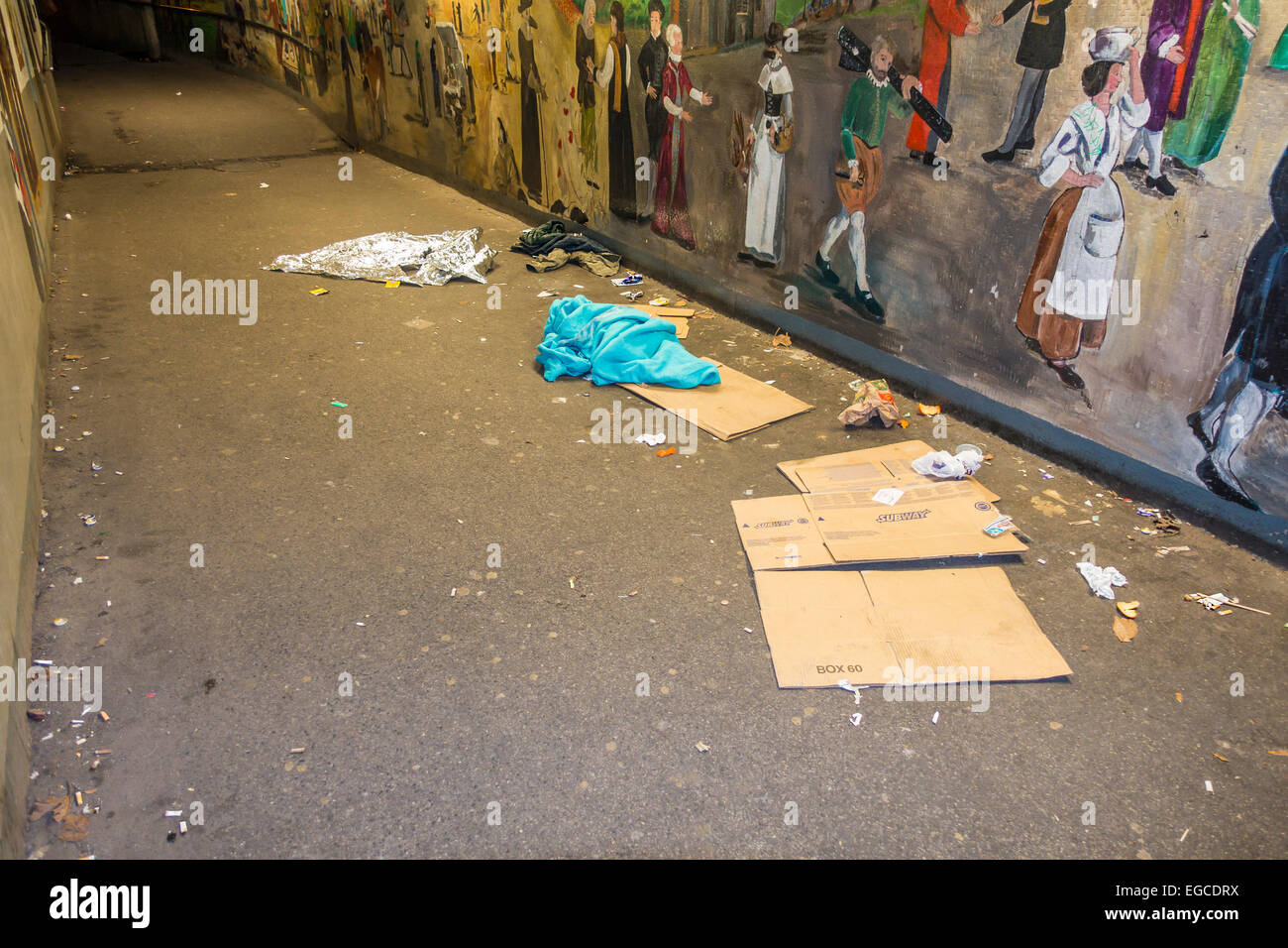 Les ordures laissées par les habitants de la rue et des mendiants dans le métro Canterbury Banque D'Images