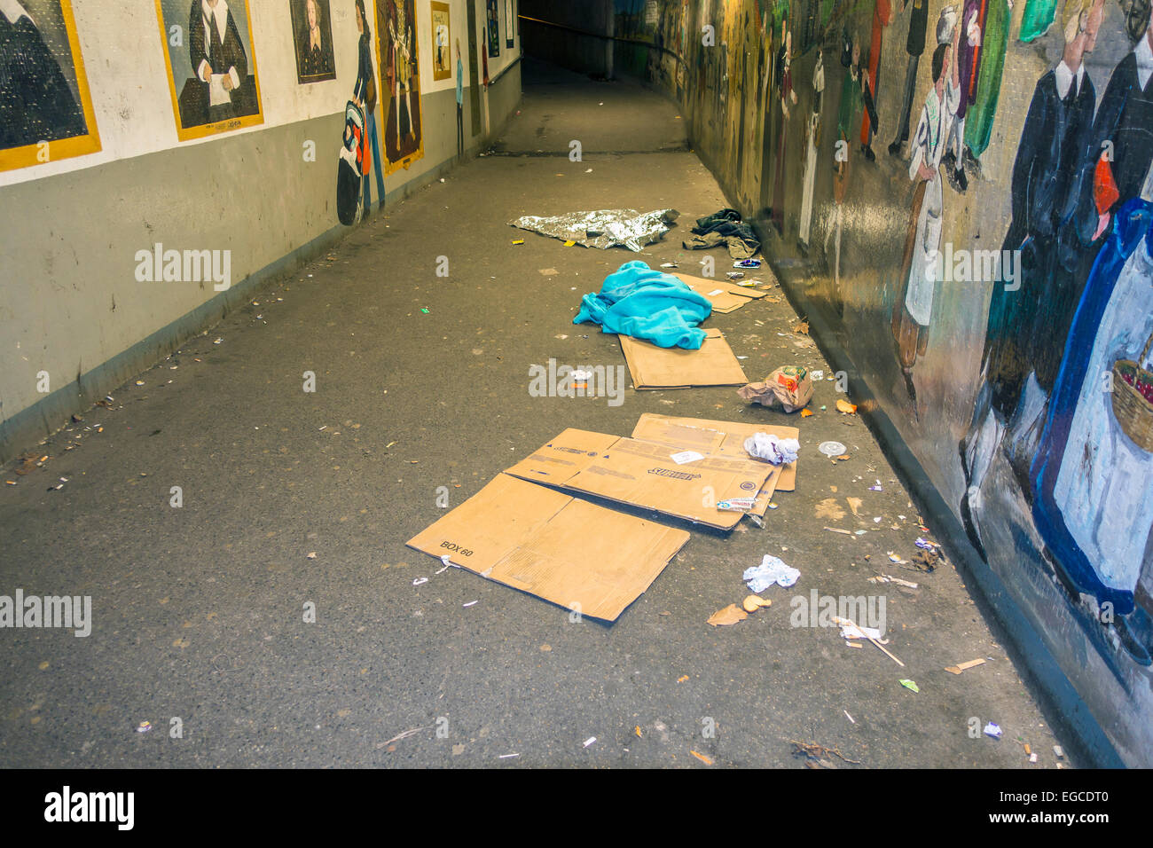 Les ordures laissées par les habitants de la rue et des mendiants dans le métro Canterbury Banque D'Images