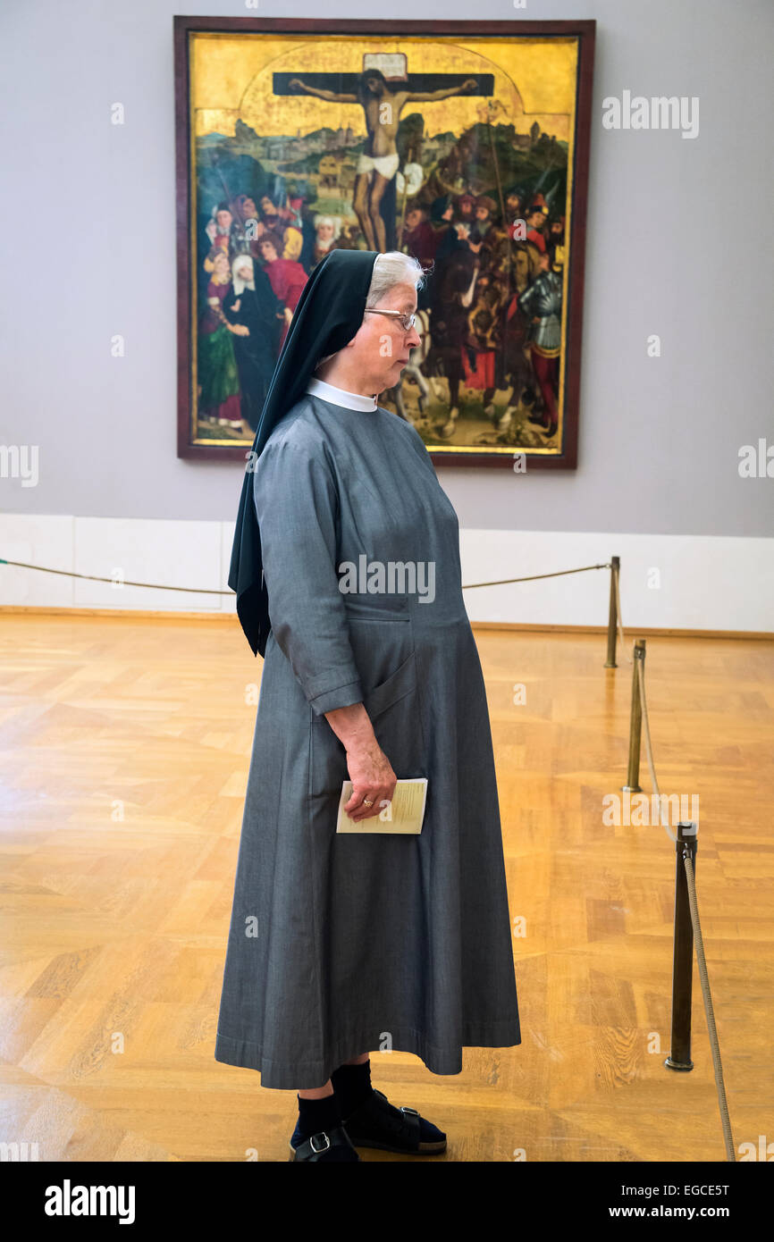 La religieuse voit des peintures religieuses dans la région de Old Pinakothek, Munich, Allemagne, Europe Banque D'Images