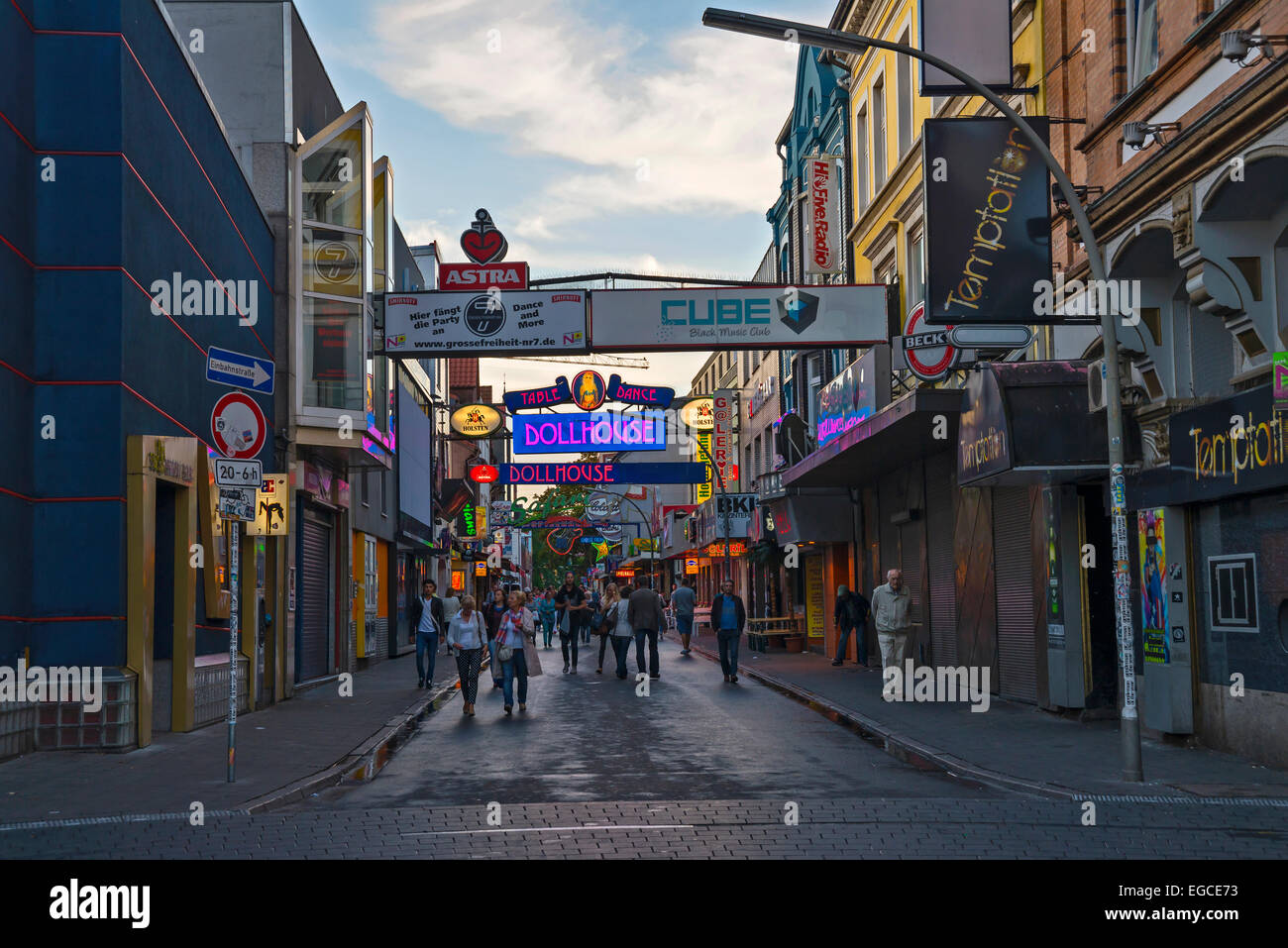 L'une des rues les plus animées de Hambourg dans la soirée, Hambourg, Allemagne, Europe. Banque D'Images