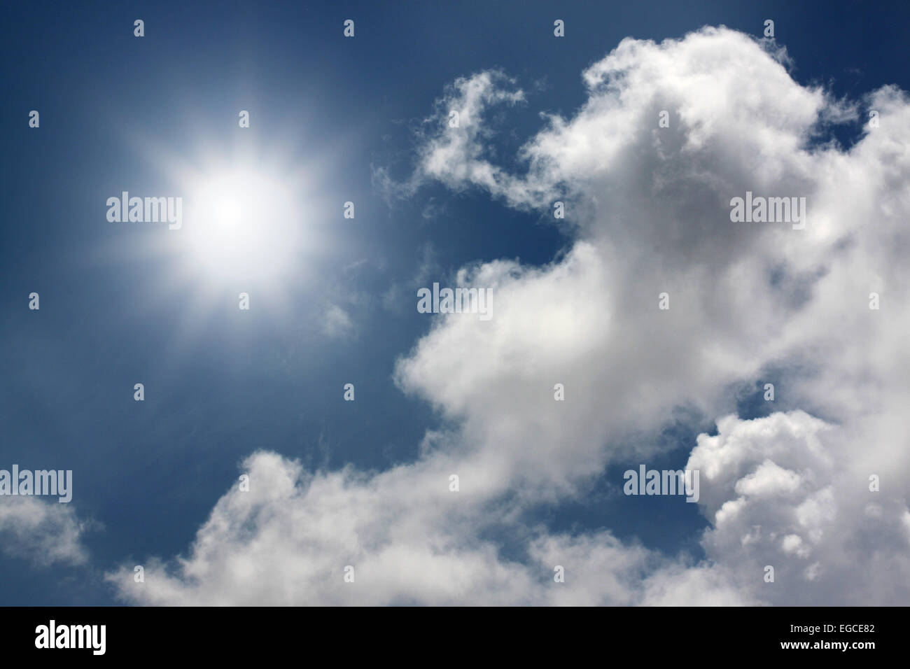 Les nuages blancs sur fond bleu ciel pour la nature. Banque D'Images