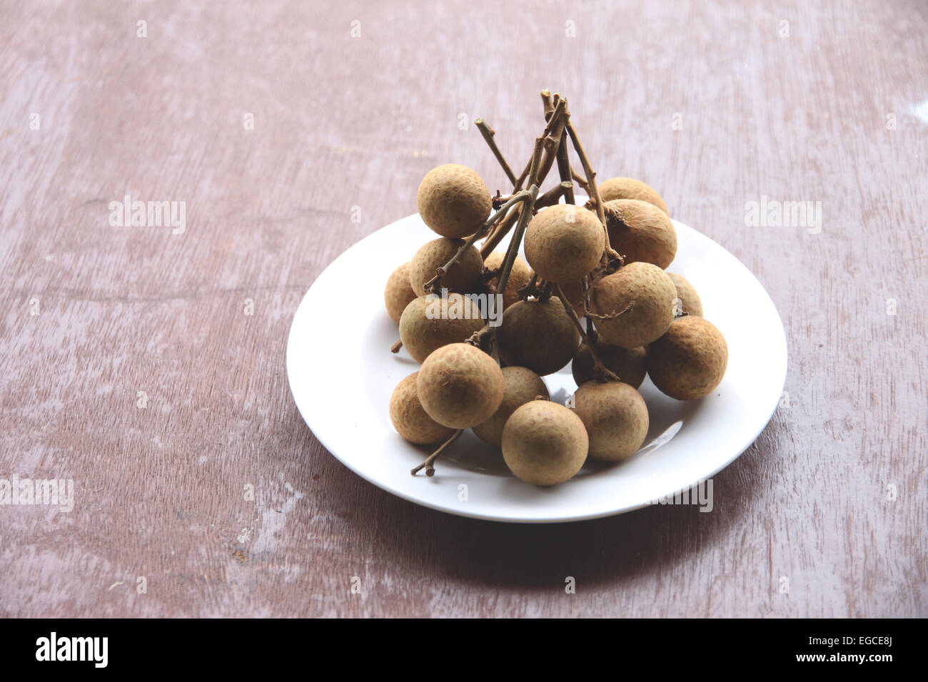 Fruits frais longane dans le plat sur la table les aliments. Banque D'Images