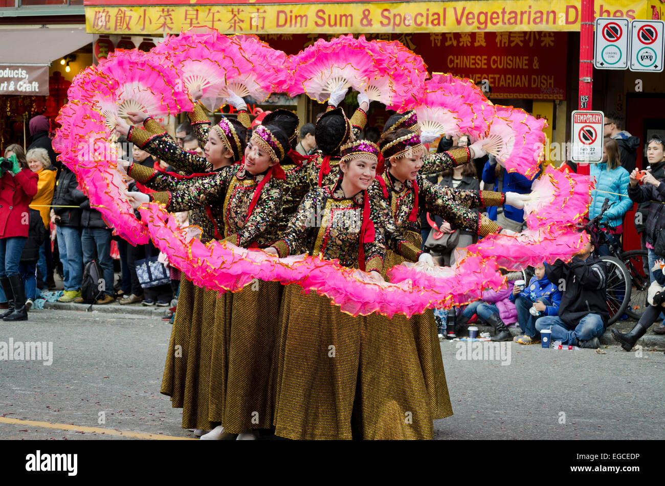 Vancouver, Canada. 22 Février, 2015. Des danseurs traditionnels colorés forment un cercle de fans dans le défilé du Nouvel An chinois dans Chinatown, Vancouver. Crédit : Maria Janicki/Alamy Banque D'Images