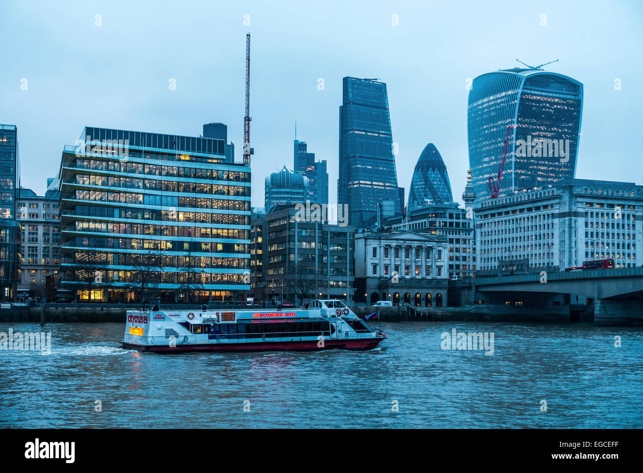 La ville en arrière-plan. L'hiver Voile Croisière sur la Tamise, Londres UK Banque D'Images