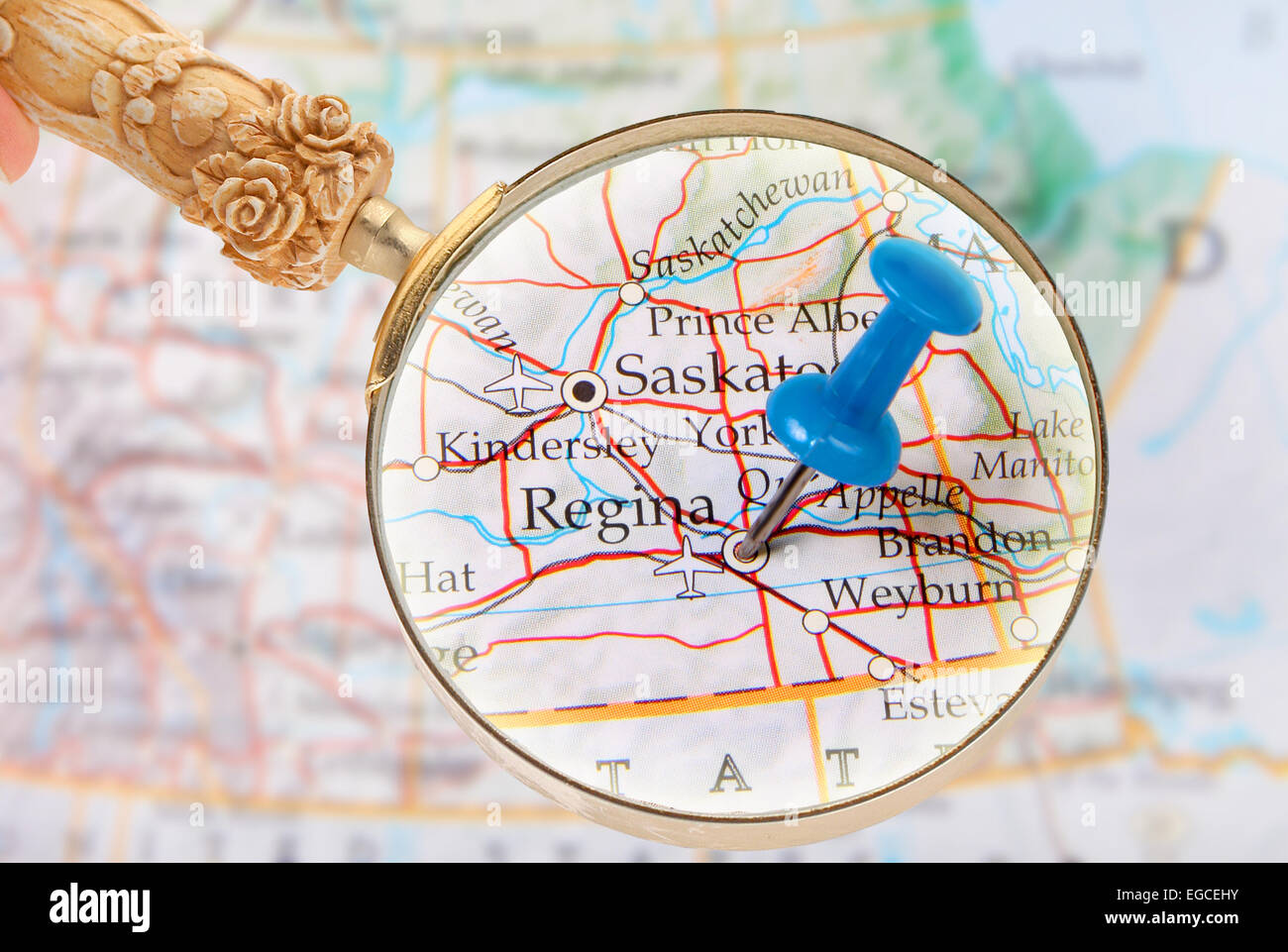 Tack bleu sur la carte du Canada central avec à la loupe dans le Regina, Saskatchewan Banque D'Images