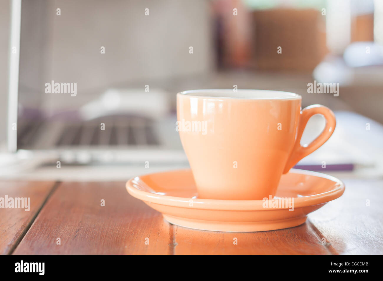 Tasse à café orange sur station de travail, stock photo Banque D'Images