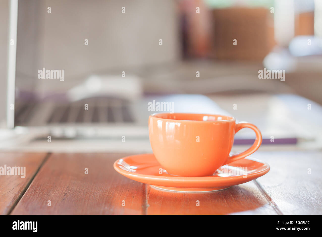 Mini tasse à café orange sur station de travail, stock photo Banque D'Images