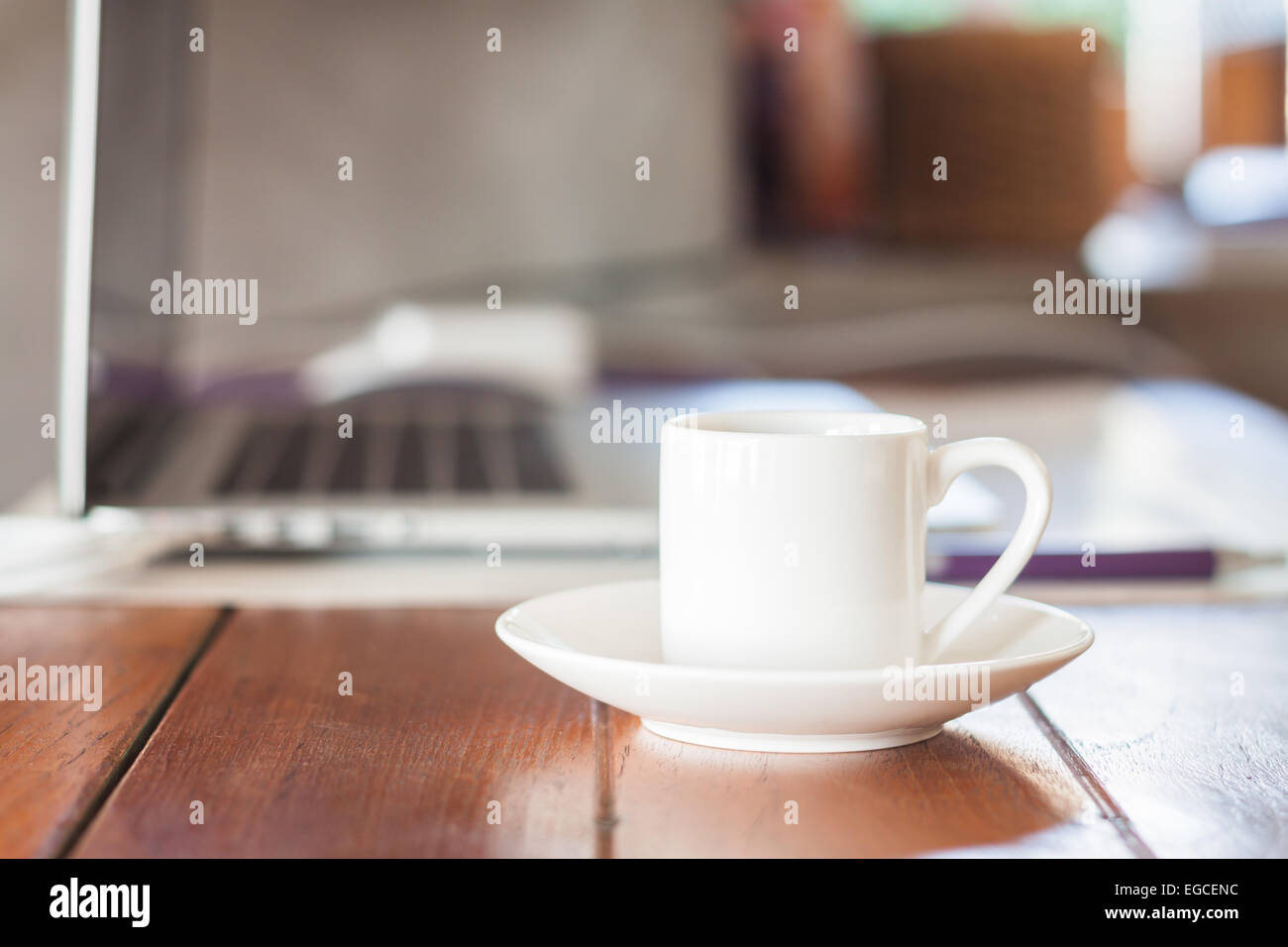 Mini white Coffee cup sur station de travail, stock photo Banque D'Images