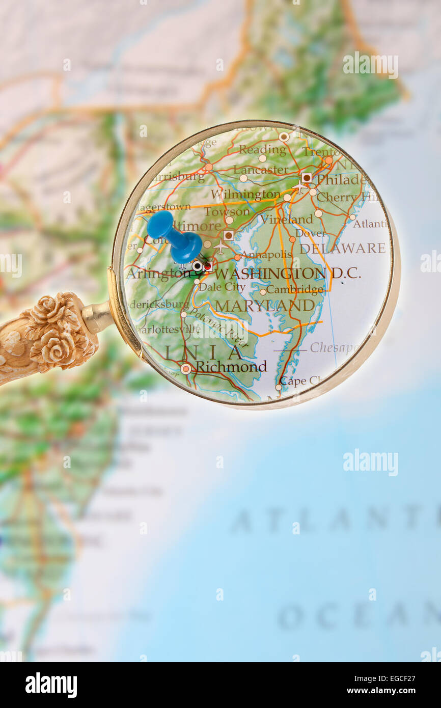 Tack bleu sur la carte des USA avec l'Est à la loupe dans le Washington D.C. Banque D'Images