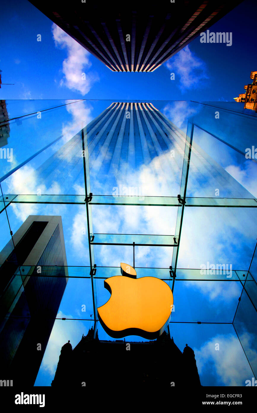 Le logo Apple, sur l'Apple Store, sa façade de verre entouré par les hauts immeubles de Manhattan, New York, USA. Banque D'Images