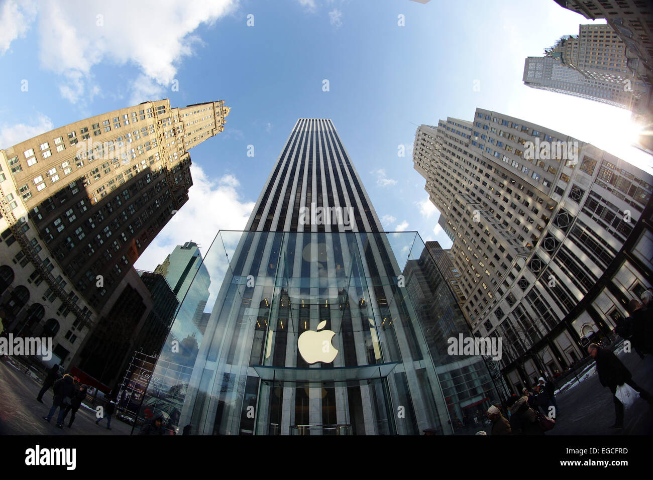 Le logo Apple, sur l'Apple Store, sa façade de verre entouré par les hauts immeubles de Manhattan, New York, USA Banque D'Images