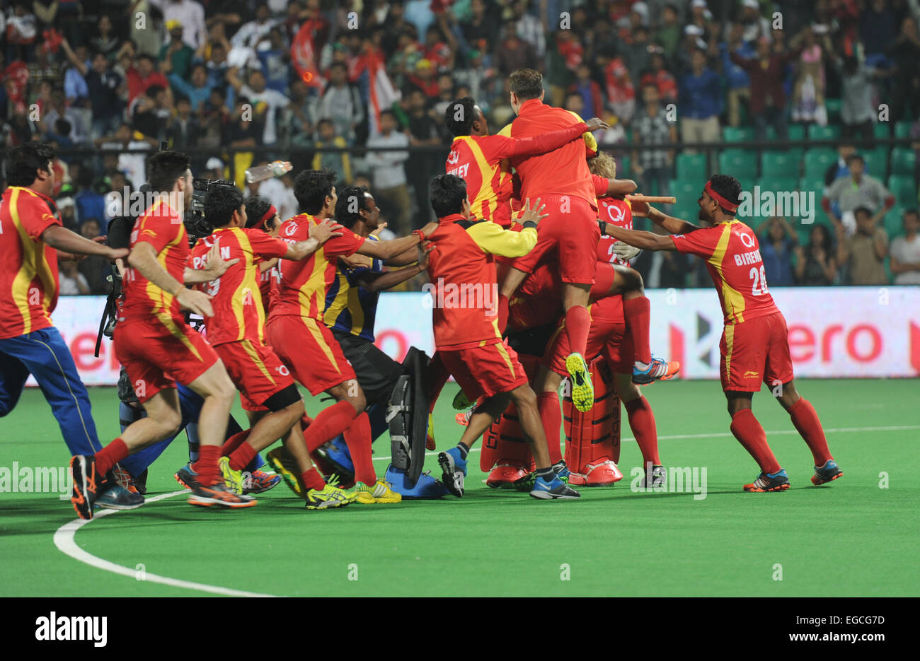 New Delhi, Inde. Feb 22, 2015. Les joueurs de Ranchi Rayons X exécuter pour féliciter leur gardien Lovell Tyler (arrière, droite) après avoir remporté le match final de la Ligue de hockey de l'Inde 2015 contre les guerriers du Pendjab au Grand Stade National Dhyan Chand à New Delhi, Inde, le 22 février 2015. Rayons Ranchi défait Punjab guerriers du tie-break pour remporter le titre. © Partha Sarkar/Xinhua/Alamy Live News Banque D'Images