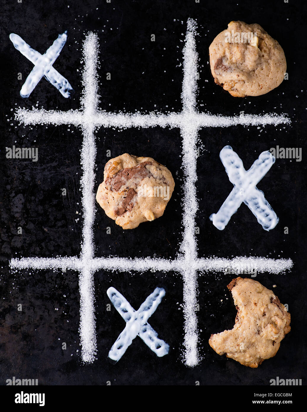 Cookies aux pépites de chocolat sur le sucre et des zéros traverse la grille, fond sombre, image créative, selective focus Banque D'Images
