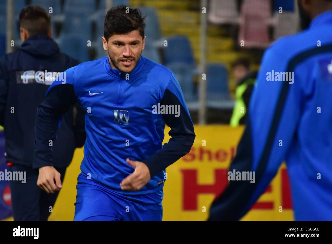 Stade Ghencea, Roumanie ROU. Feb 22, 2015. Cristian Tanase # 10 de réchauffement avant le Steaua Bucarest Roumanie Liga I match entre le Steaua Bucarest et le Rapid Bucarest ROU ROU au stade Ghencea, Roumanie ROU. Catalin Soare/Cal Sport Media/Alamy Live News Banque D'Images