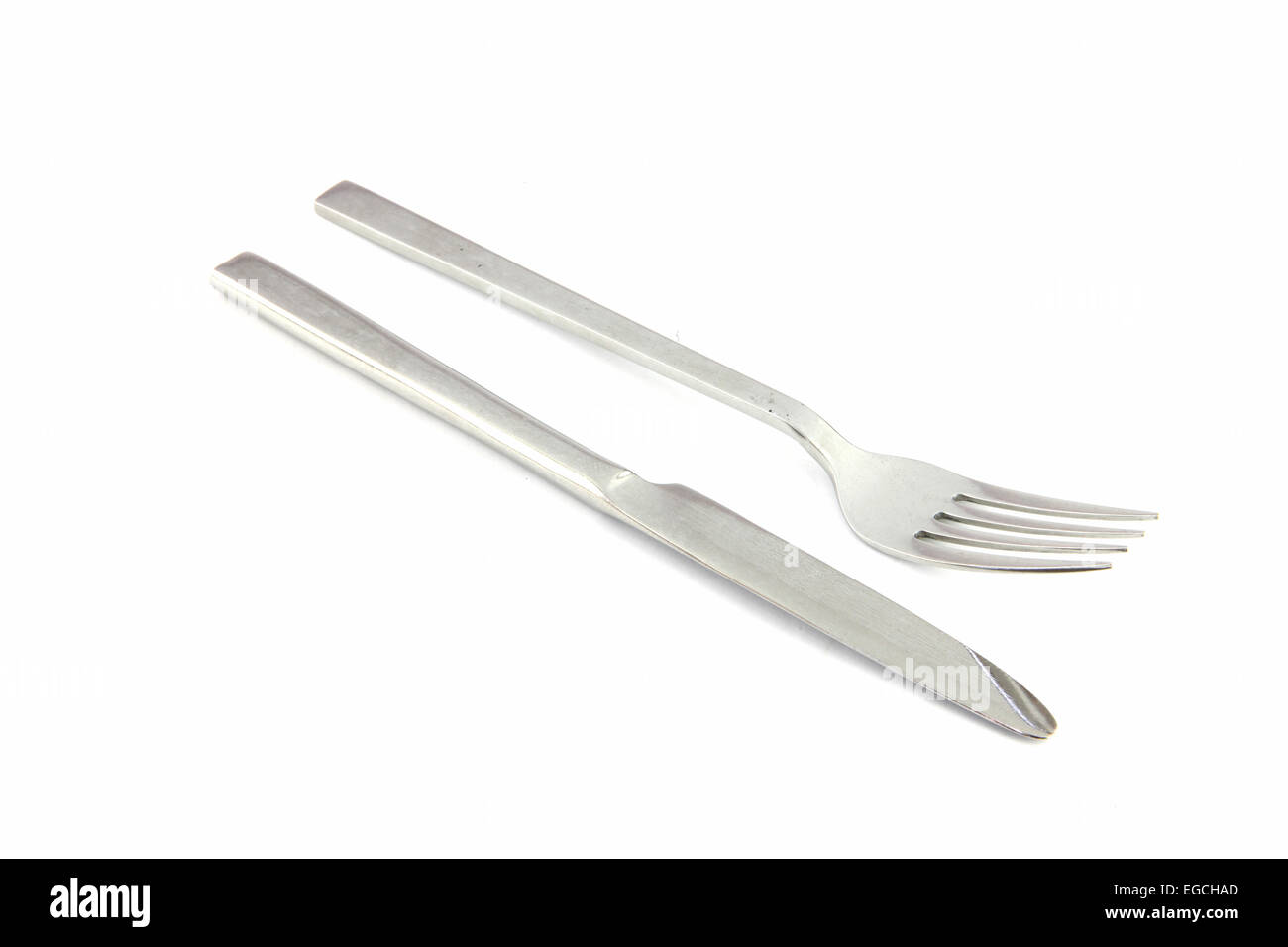 Fourchette et couteau en acier inoxydable sur fond blanc. Banque D'Images