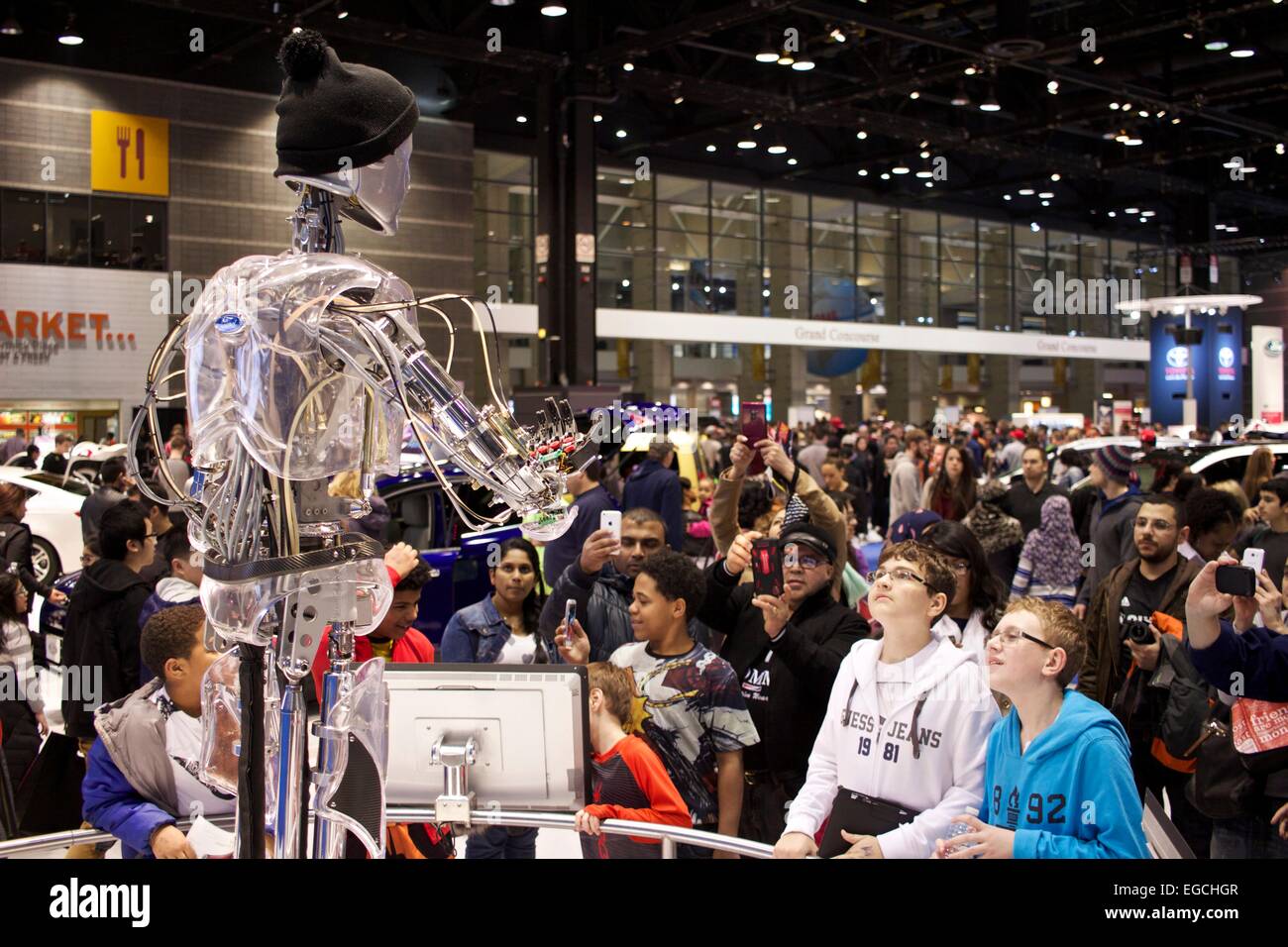 La conversation avec robot foule. Exposition Ford, Chicago Auto Show 2015 Banque D'Images