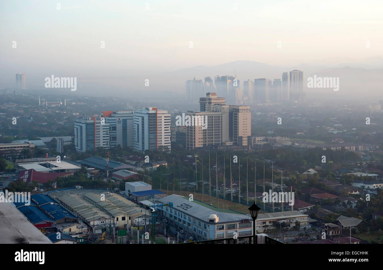 La ville de Pasig, Metro Manila, Philippines, Asie du sud-est dans la brume matinale. Banque D'Images