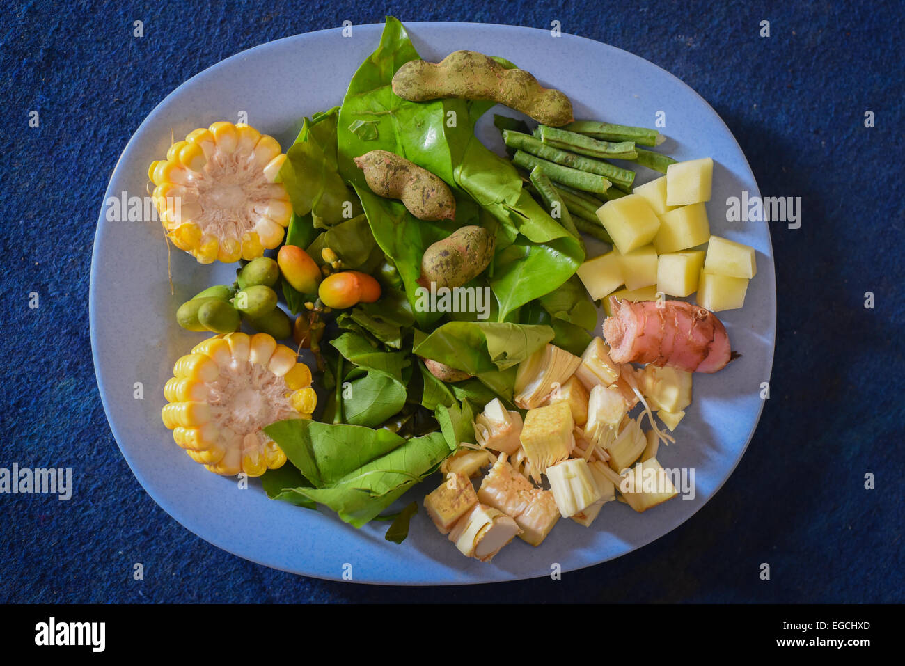 Ingrédients de base pour la cuisine traditionnelle indonésienne de sayur asem (soupe aux légumes de tamarin). Banque D'Images