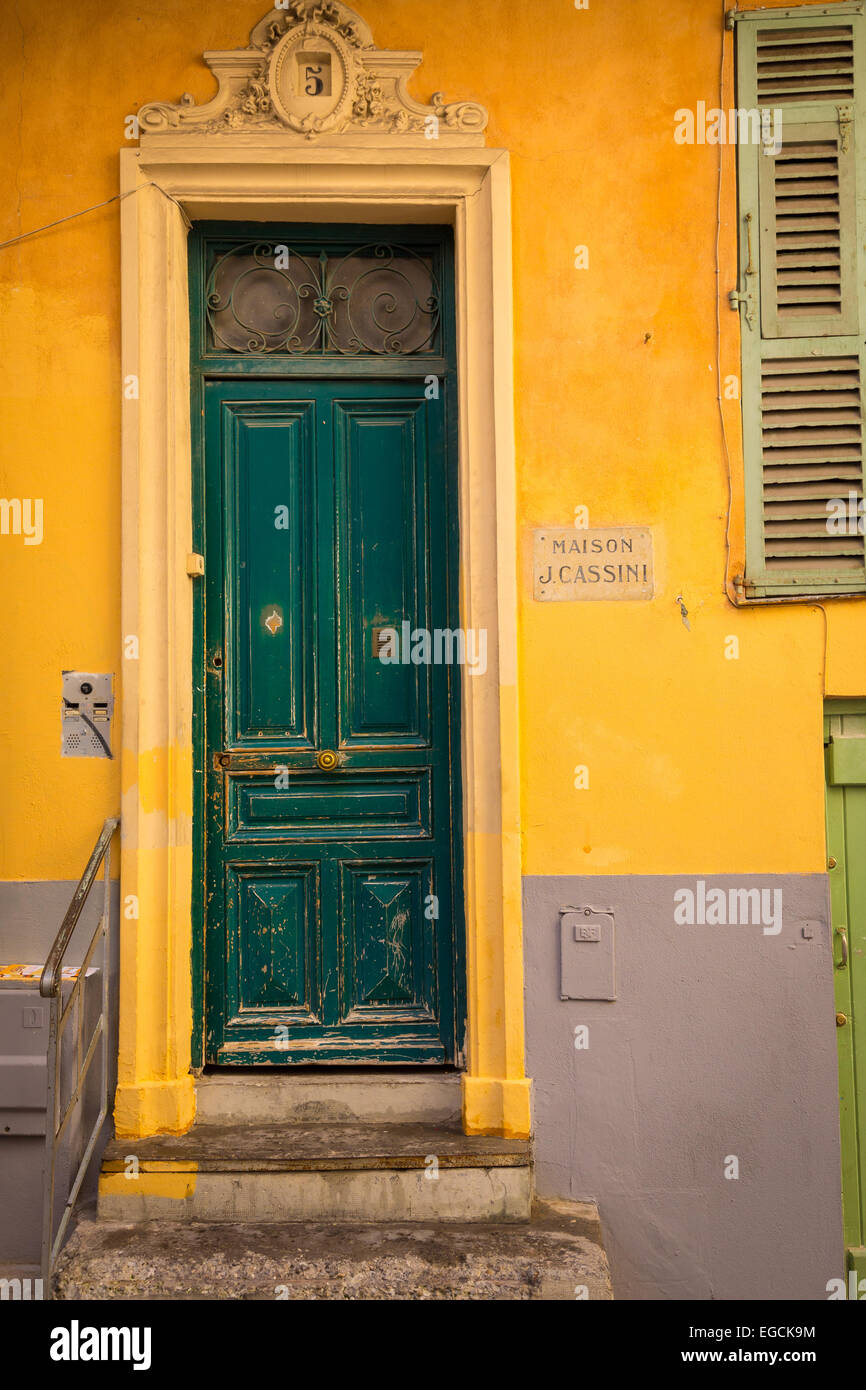 Porte typiquement français dans la "Vieille Ville" de Nice, France Banque D'Images