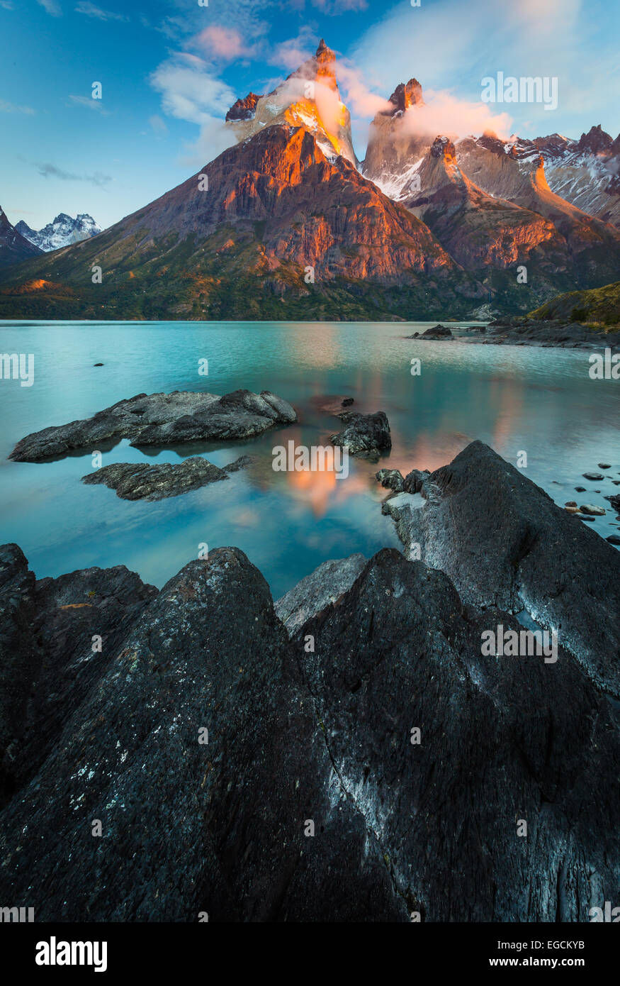 Los Cuernos s'élevant au-dessus de Lago Nordenskjold, Torres del Paine, Patagonie Chilienne Banque D'Images