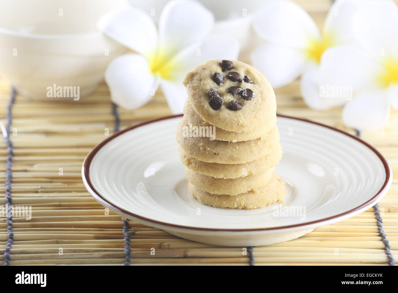 Cookies aux pépites de chocolat blanc dans le plat. Banque D'Images