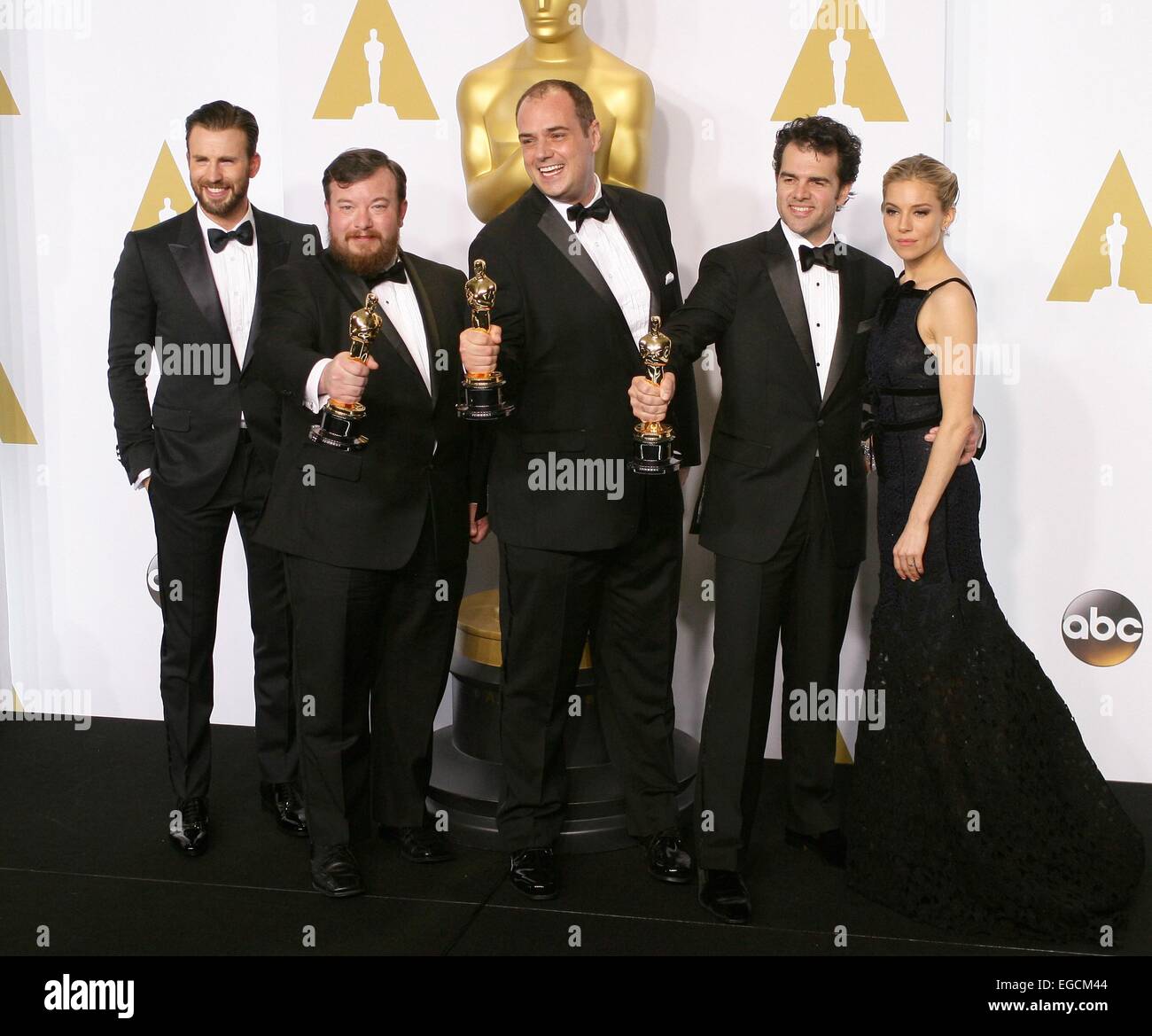 Los Angeles, CA, USA. Feb 22, 2015. Chris Evans, Craig Mann, Ben Wilkins, Thomas Curley, Sienna Miller dans la salle de presse pour la 87e soirée des Oscars Oscars 2015 - Press Room 2, le Kodak Theater à Hollywood et Highland Center, Los Angeles, CA, le 22 février 2015. Credit : James Atoa/Everett Collection/Alamy Live News Banque D'Images