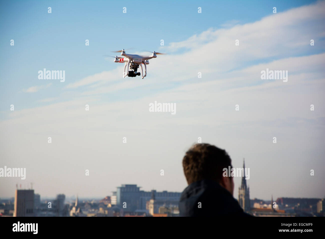 Drone contrôlé par un homme volant au-dessus de la ville Banque D'Images