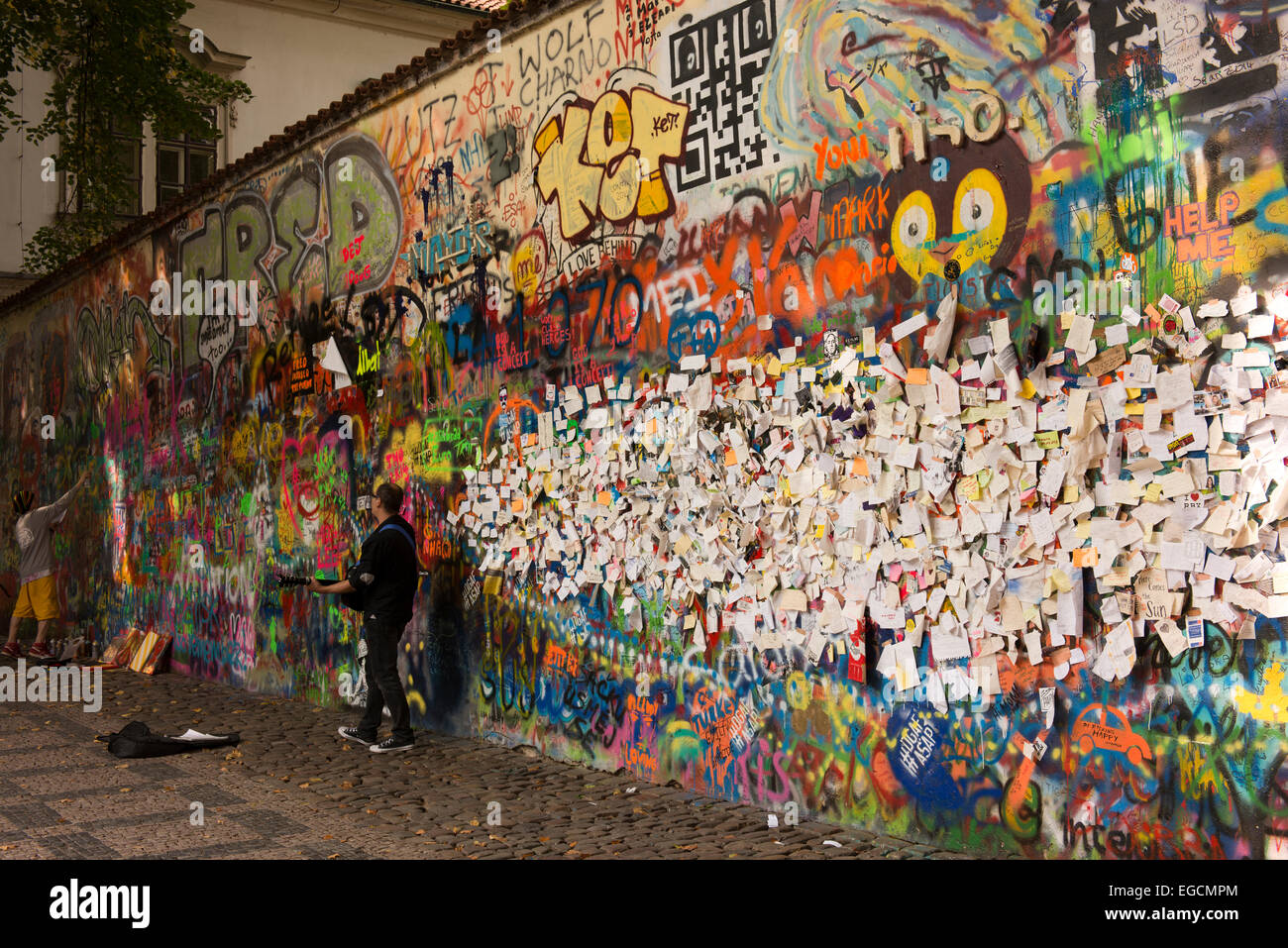 Artiste au mur de Lennon à Prague. Banque D'Images