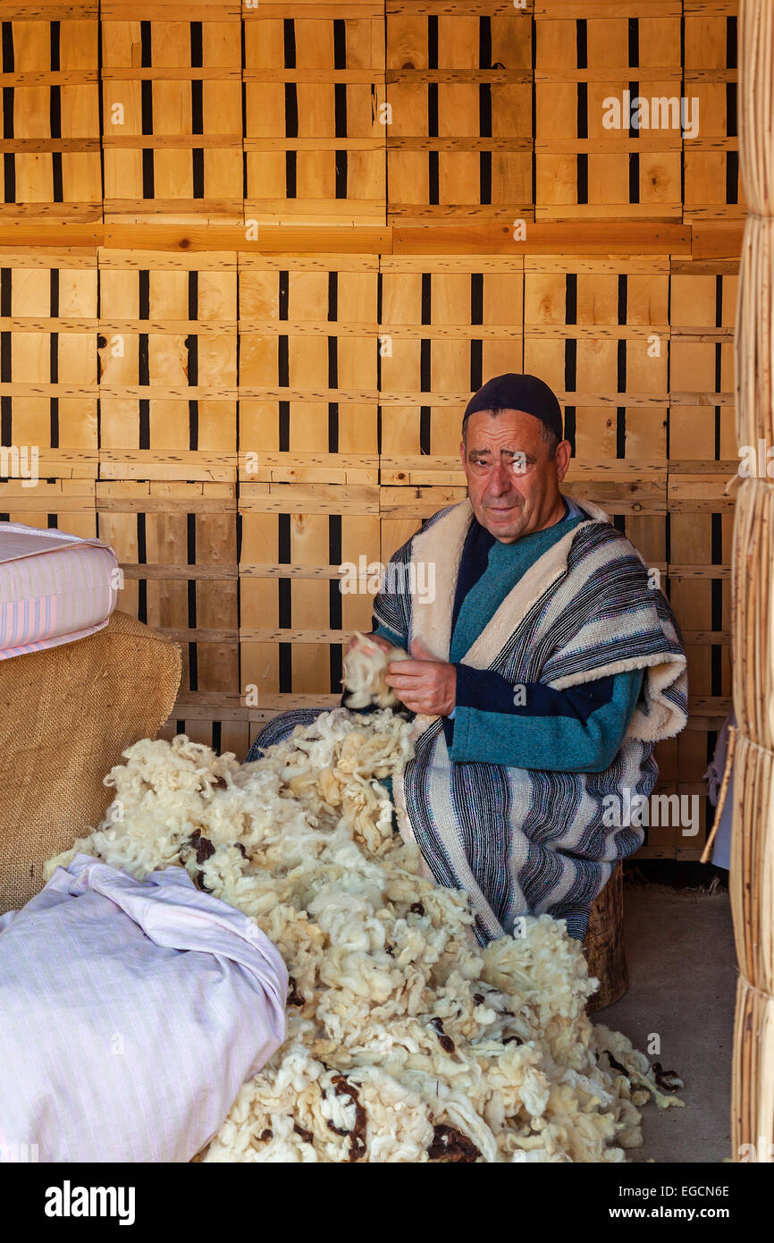 Priscos, Portugal. Plus grande crèche vivante en Europe. Un artisan de représentation les matières de laine de mouton. Voir plus d'informations Banque D'Images