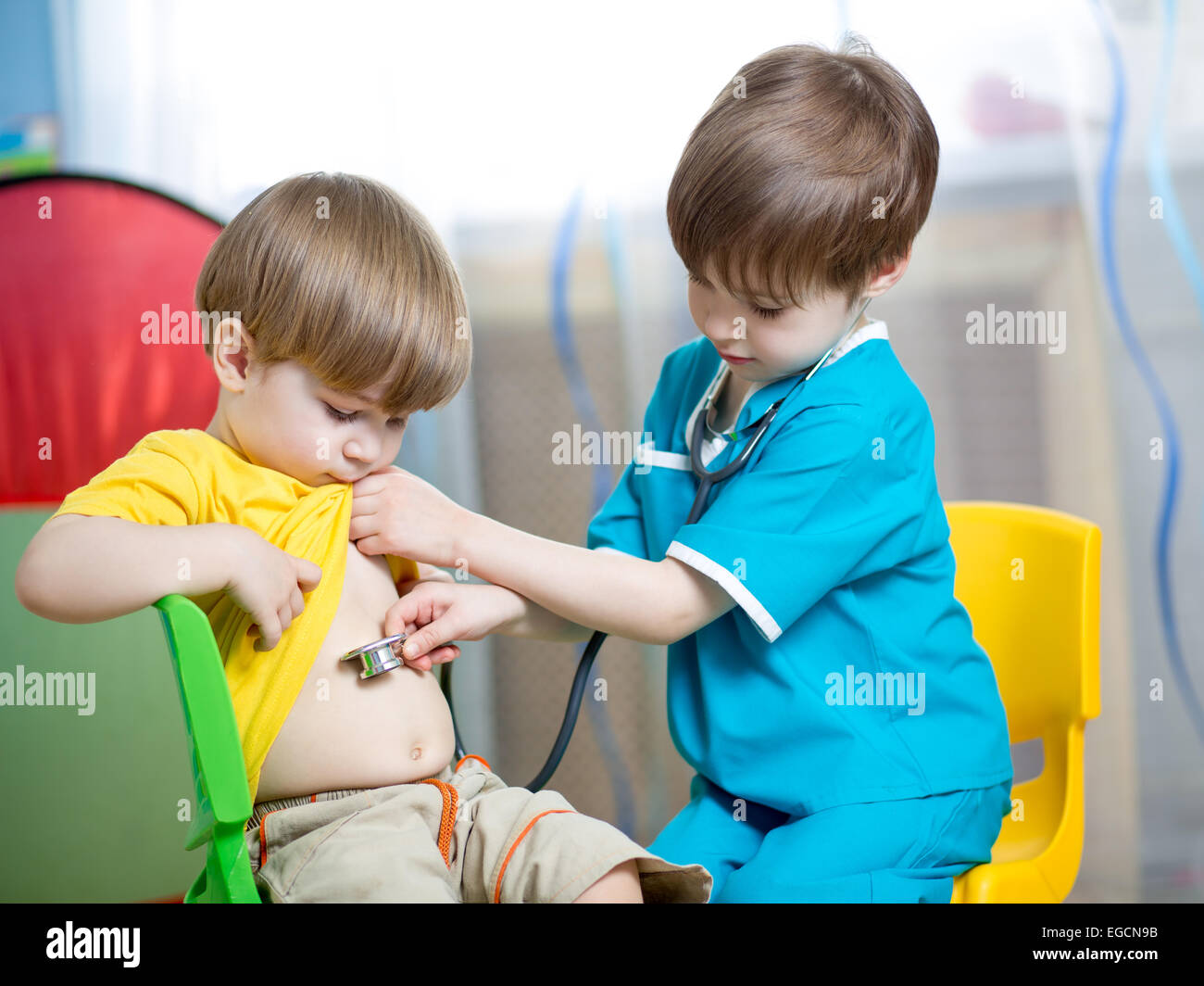 Docteur et enfant apprécient et jouent ensemble en touchant le nez