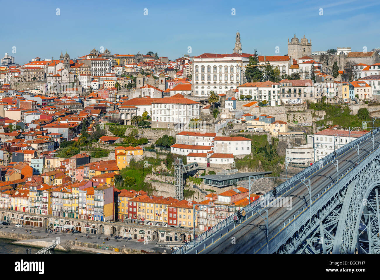 Porto, Portugal. Vue sur l'emblématique Pont Dom Luis I qui traverse la rivière Douro, et de l'historique de Ribeira et Se. Banque D'Images