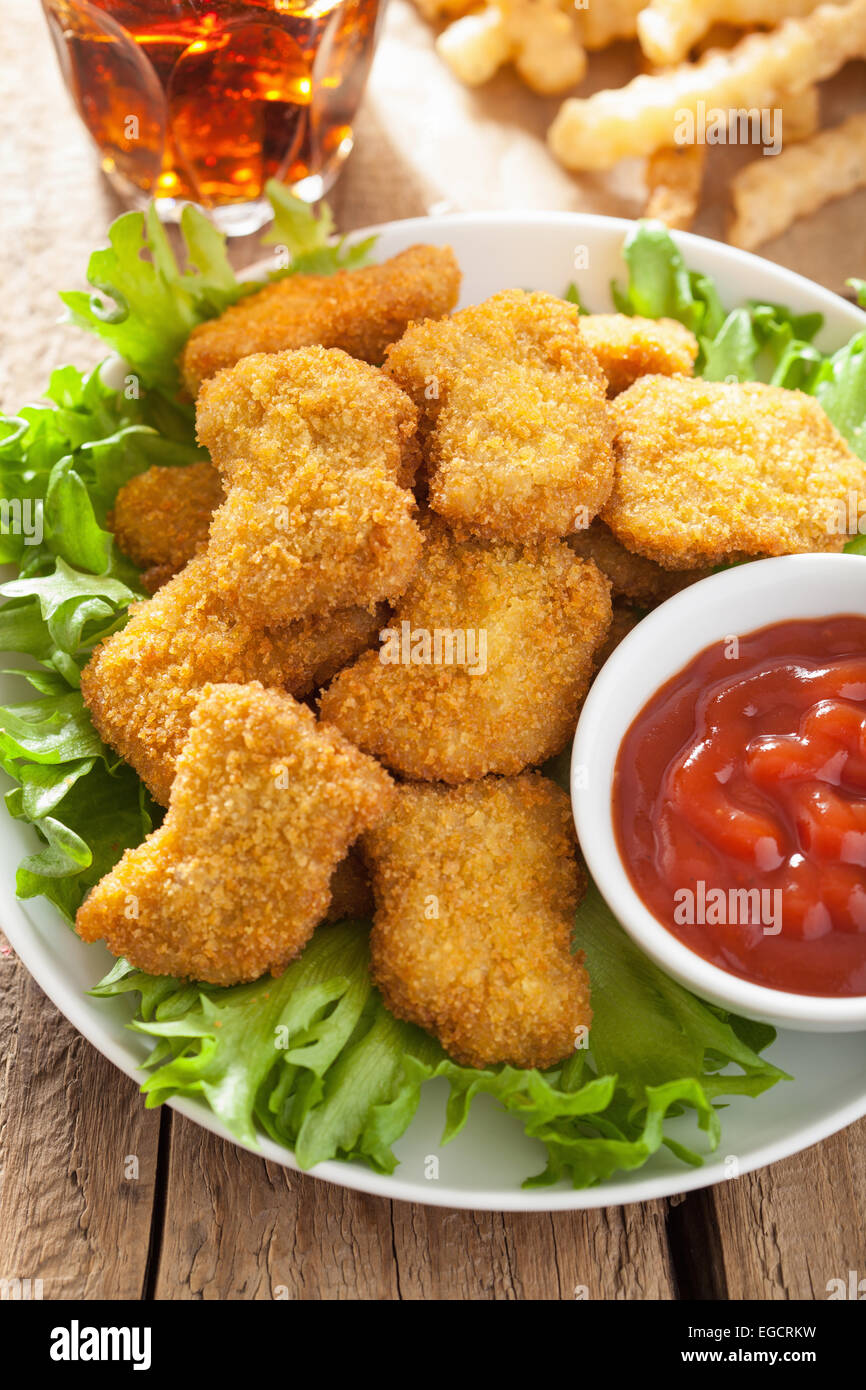 Restauration rapide nuggets de poulet avec du ketchup, frites, cola Banque D'Images