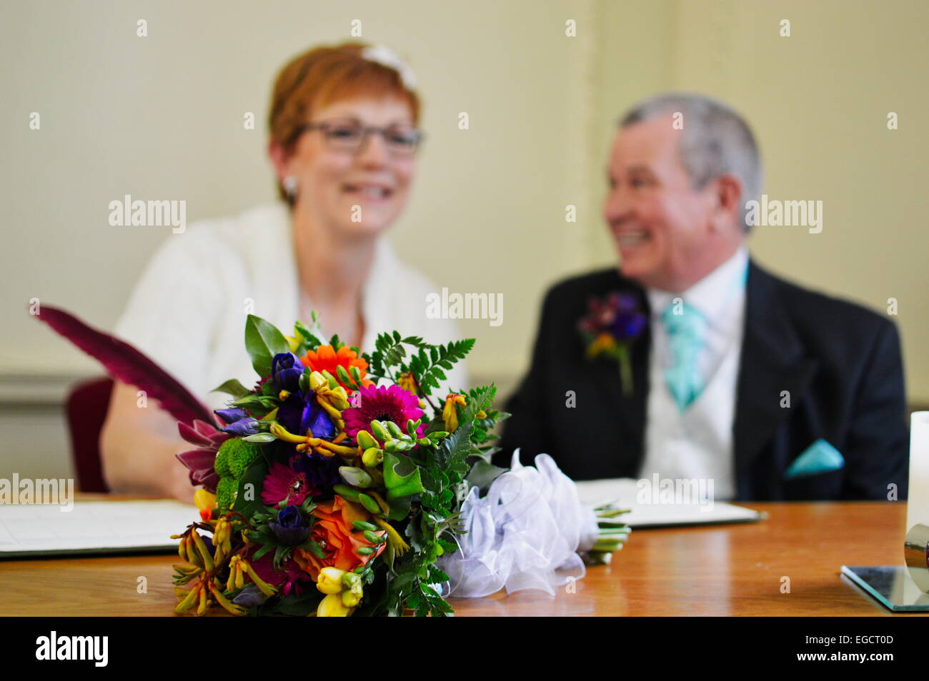 Couple de jeunes mariés de signer le registre des mariages. Banque D'Images