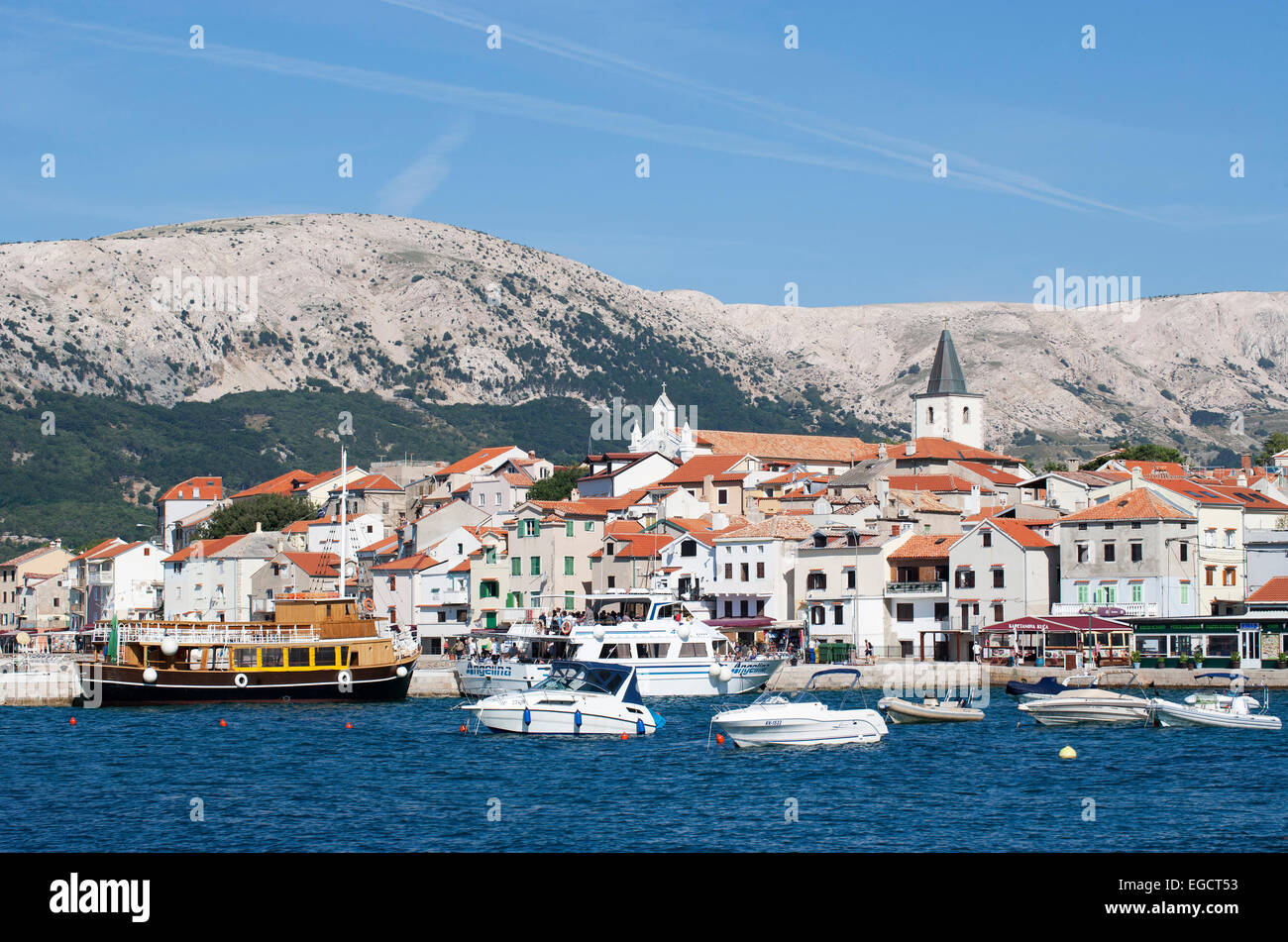 Bateaux dans le port, Baska, Krk, Kvarner, Croatie Adriatique, du Golfe Banque D'Images