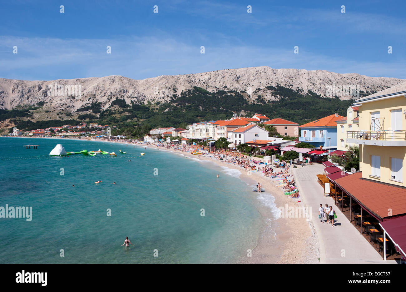 Promenade et plage de Baska, Krk, Kvarner, Croatie Adriatique, du Golfe Banque D'Images