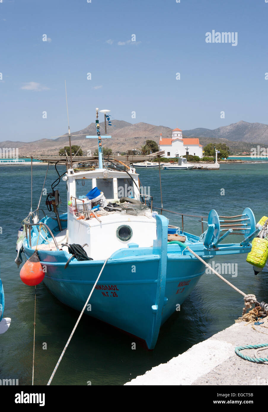 Bateau de pêche dans le port, Elafonisos, île Ionienne, Péloponnèse, Grèce Banque D'Images