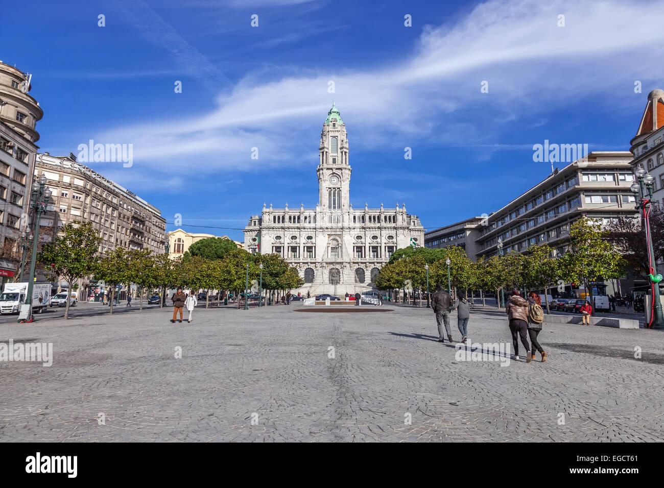 Porto, Portugal. 29 décembre 2014 : l'Hôtel de ville de Porto situé en haut de l'Avenue Aliados Banque D'Images