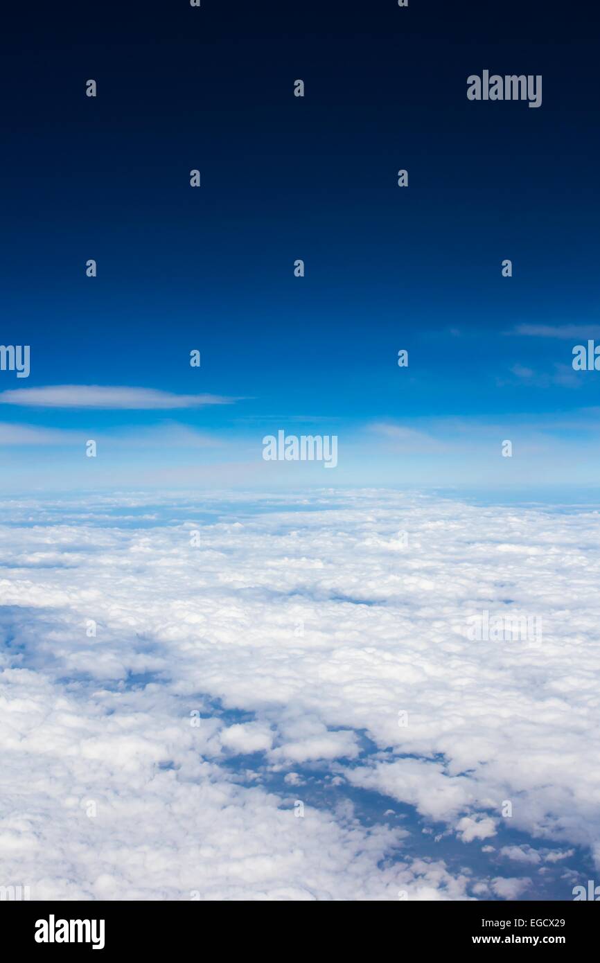 Ciel bleu au-dessus de ciel couvert vue aérienne arrière-plan uniquement Banque D'Images